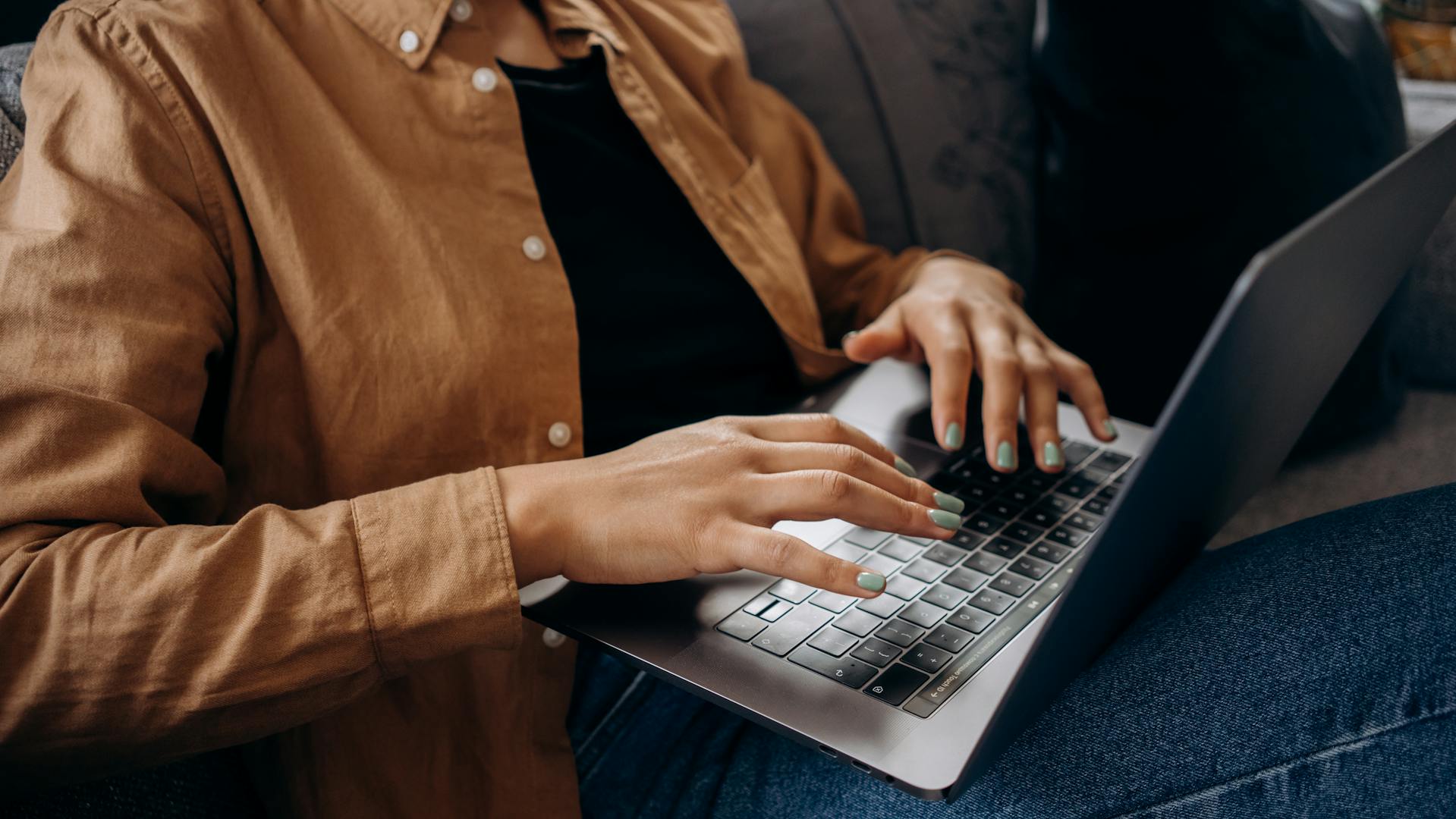 Une femme travaillant sur son ordinateur portable | Source : Pexels
