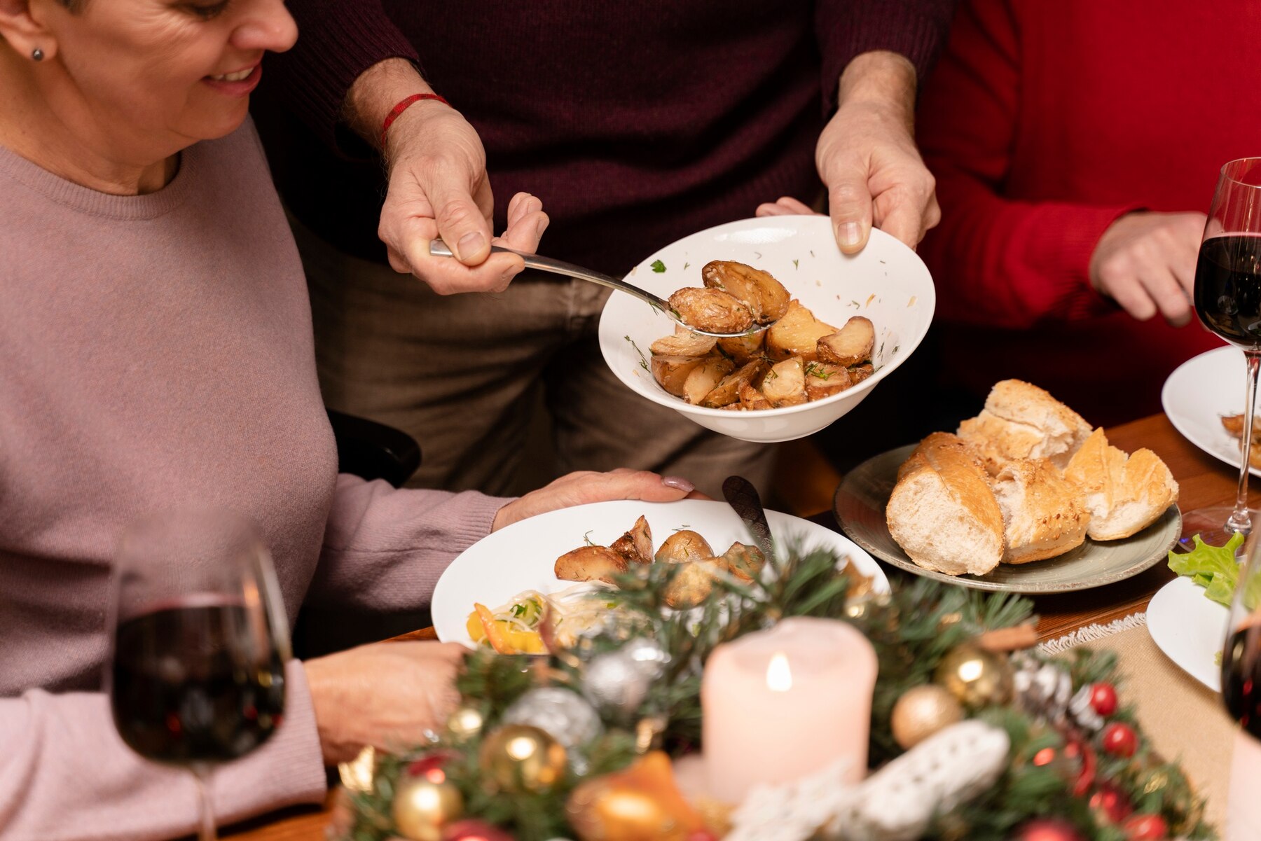 Un dîner de Noël | Source : Freepik