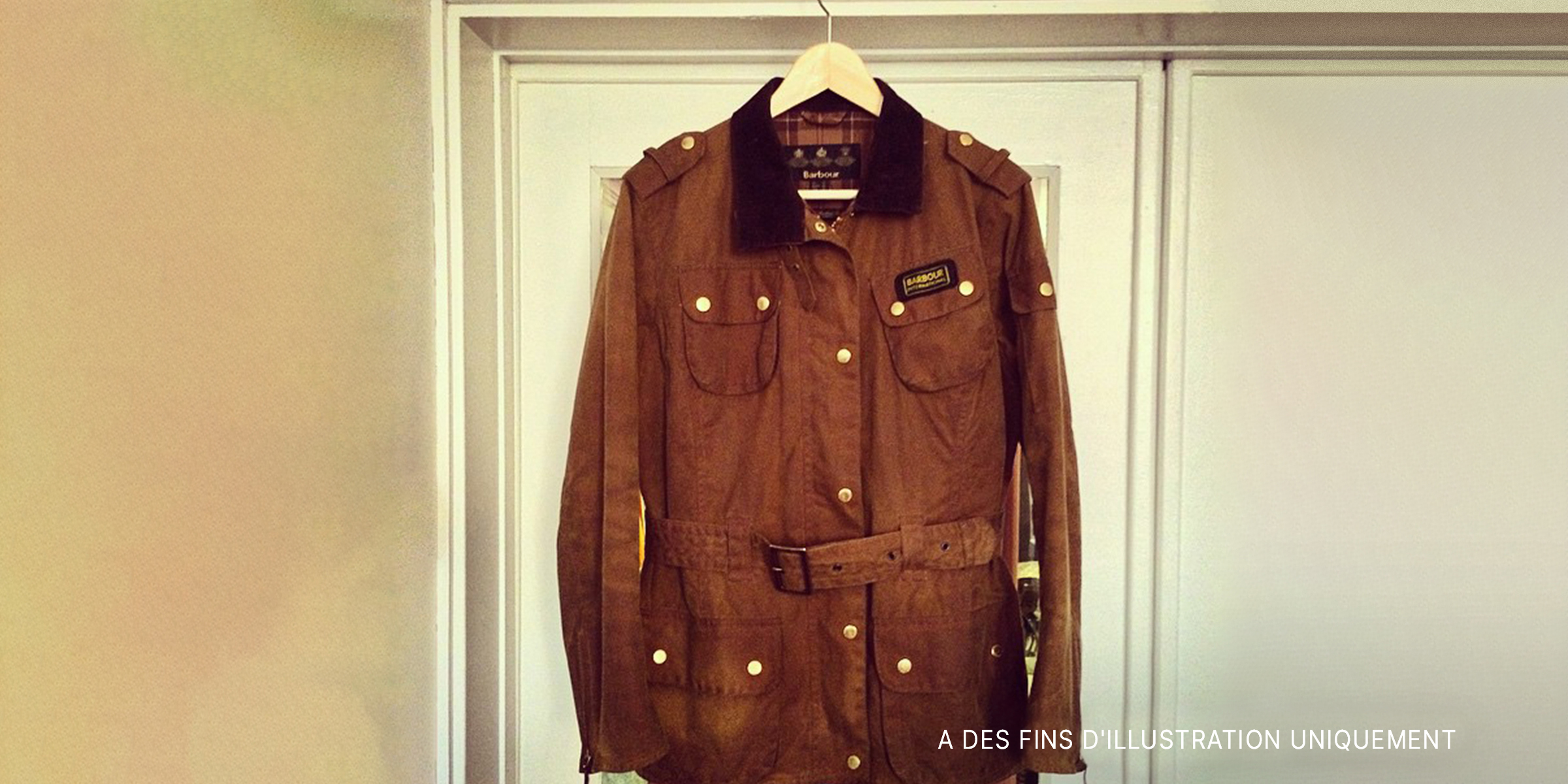 Une veste marron sur cintre | Source : Flickr / GuySie (CC BY-SA 2.0)