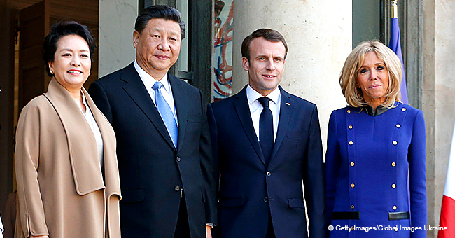 Brigitte Macron a choisi une robe aux couleurs "européennes" pour le départ du président de la Chine