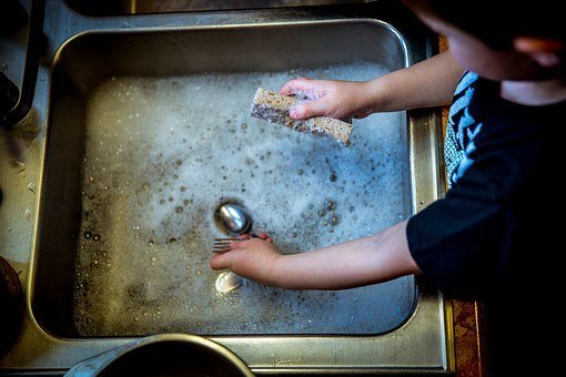 Une personne faisant la vaisselle. | Pixabay