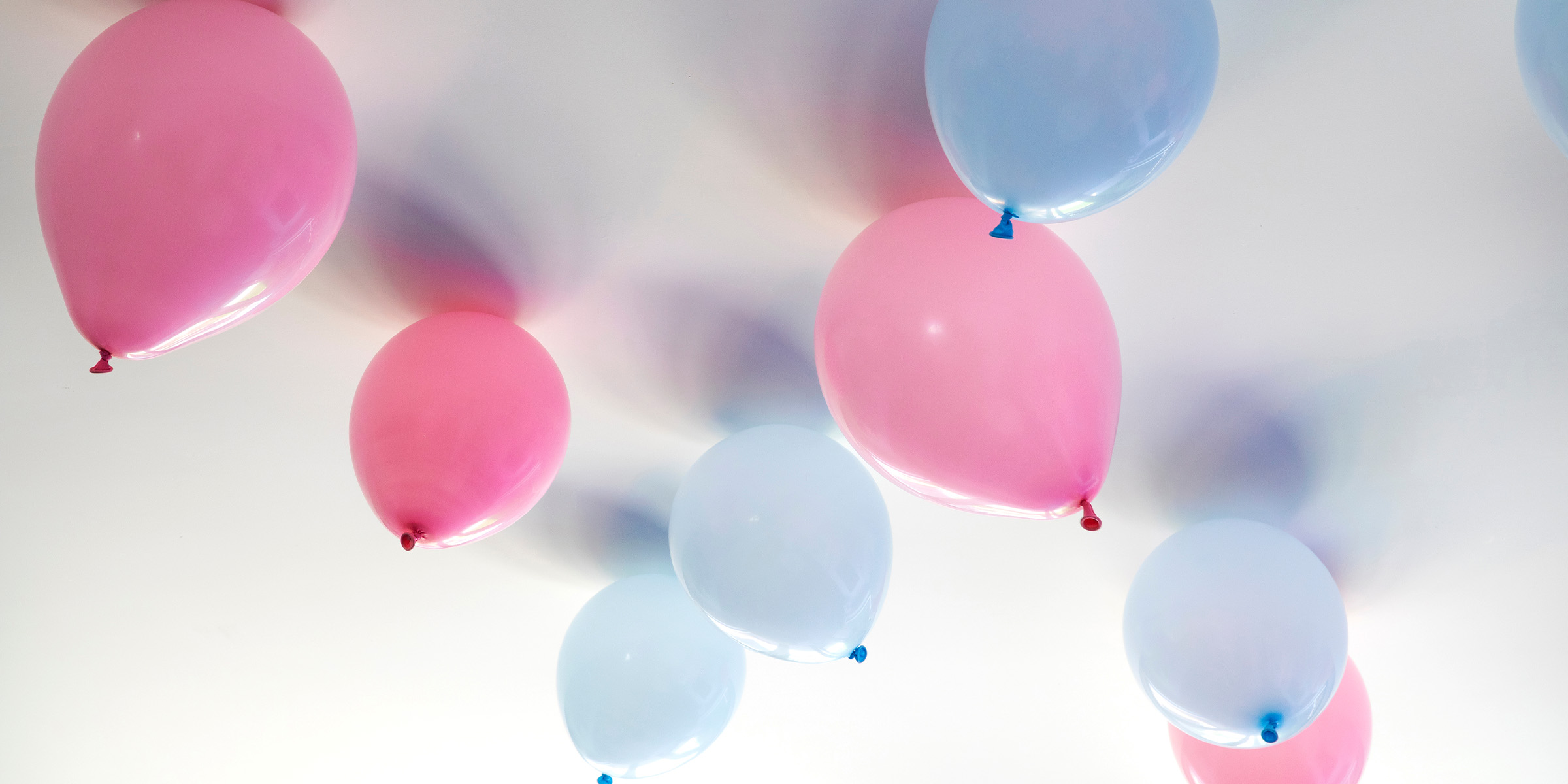 Des ballons au plafond | Source : Shutterstock