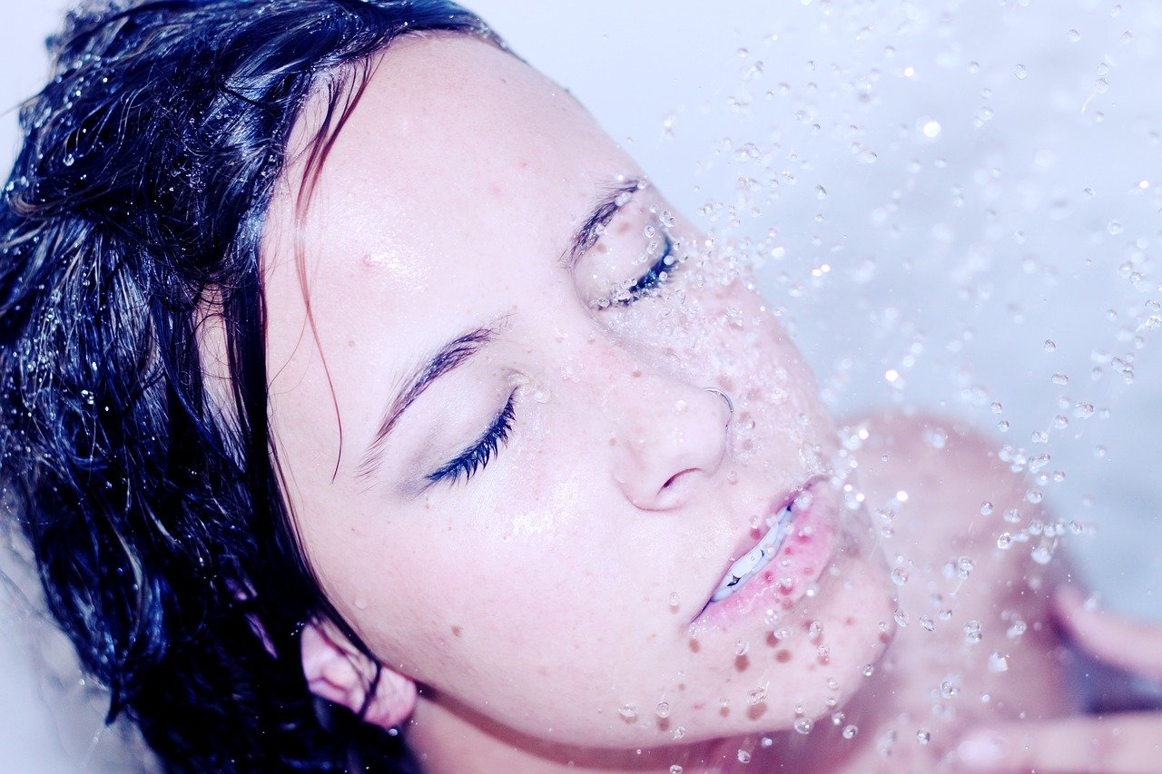Une femme se nettoie le visage. | Photo : Pixabay