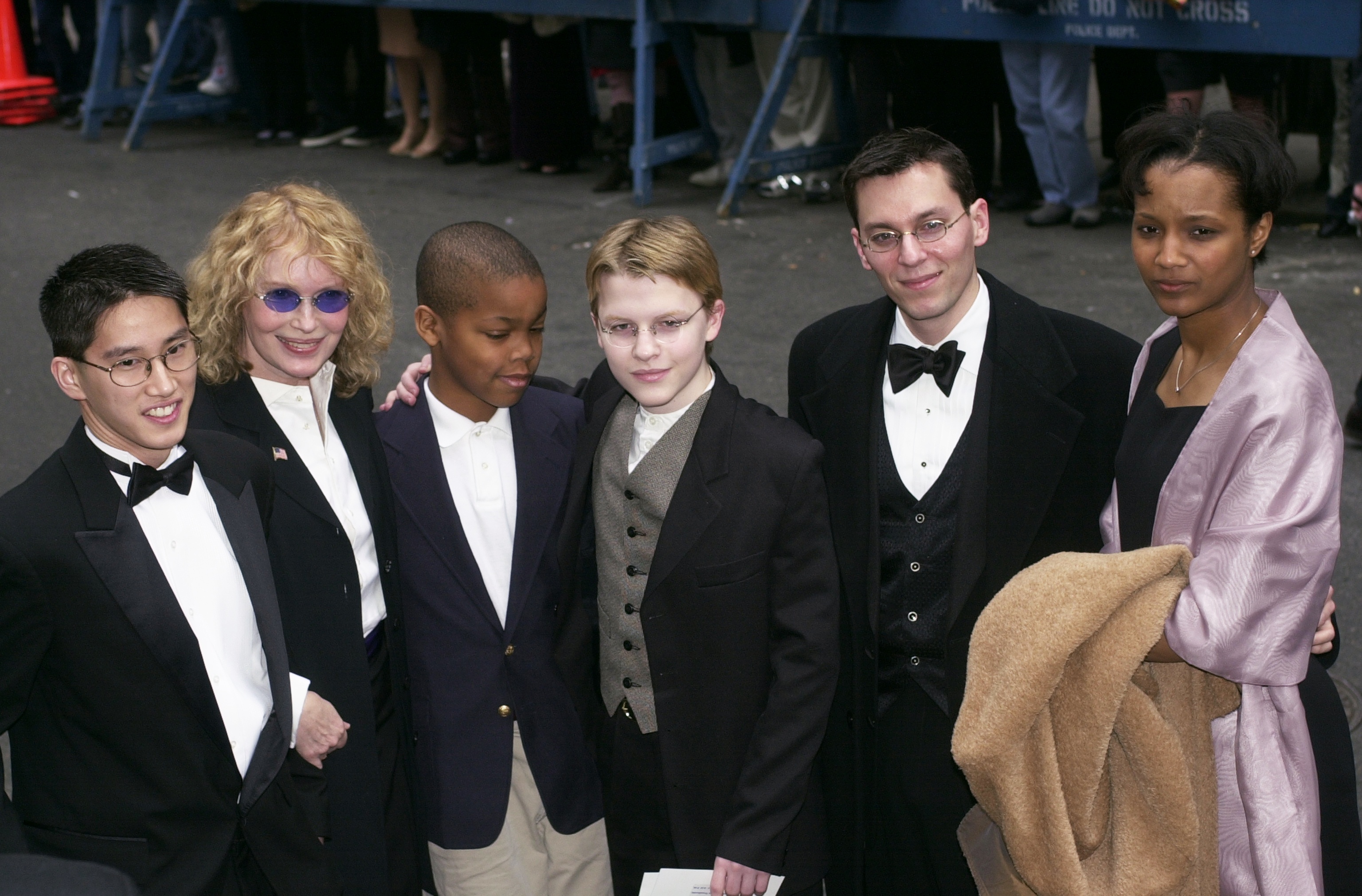 L'actrice Mia Farrow (deuxième à partir de la gauche) et ses enfants arrivent à l'église Marble Collegiate sur la Cinquième Avenue pour le mariage de Liza Minnelli et David Gest. | Source : Getty Images