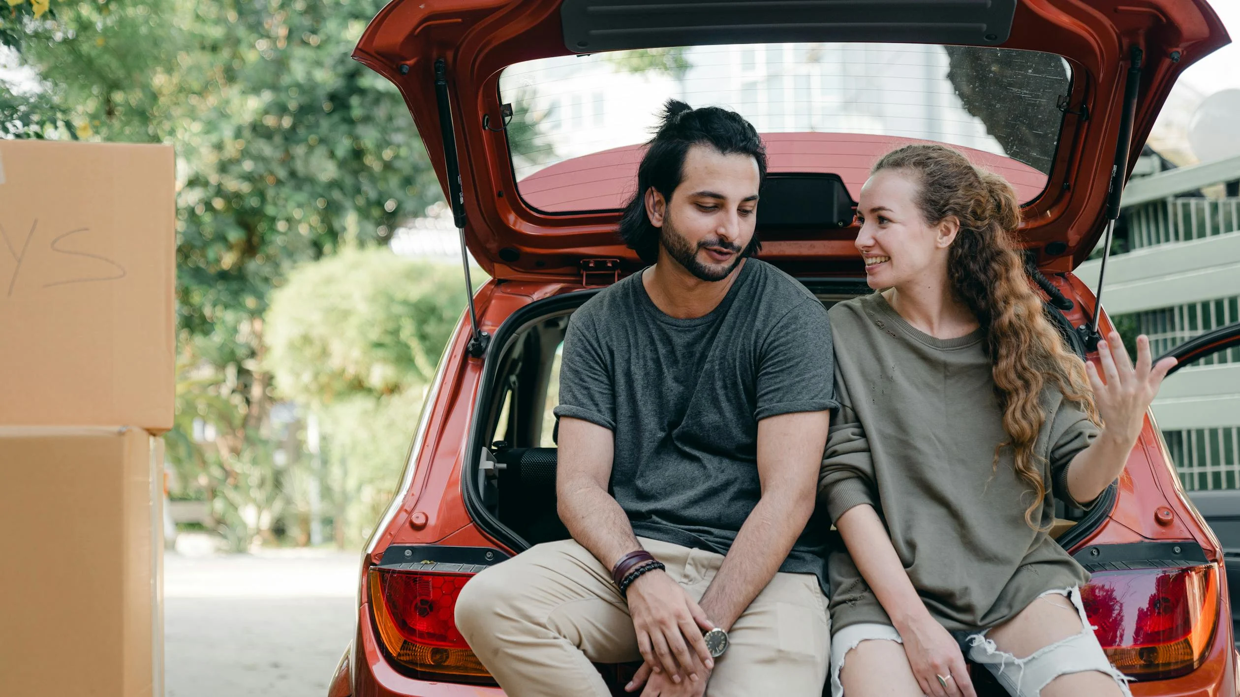 A couple chatting in a Thai car ⏐ Source: Pexels