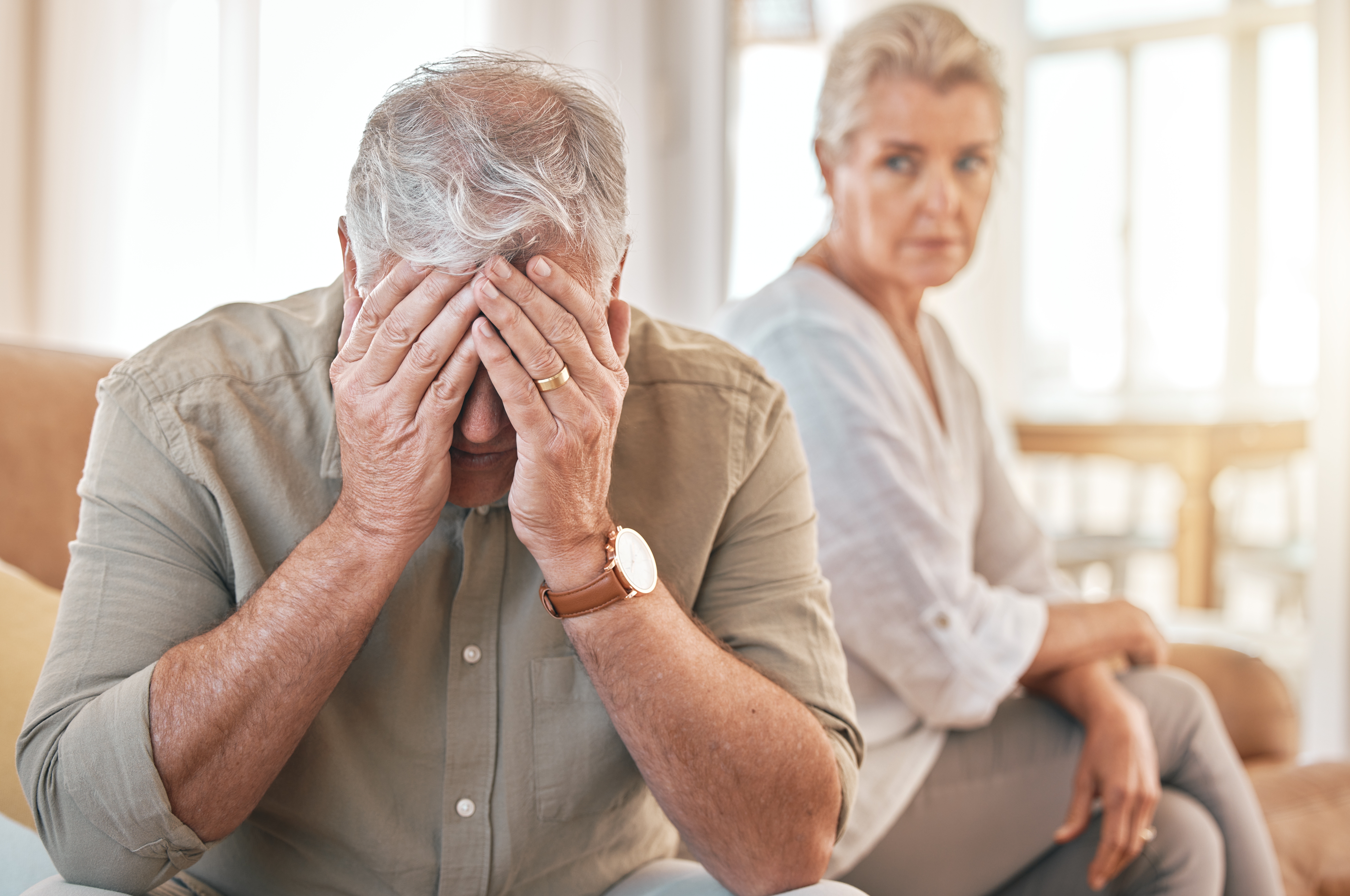 Couple de seniors assis à l'écart après un conflit important | Source : Shutterstock