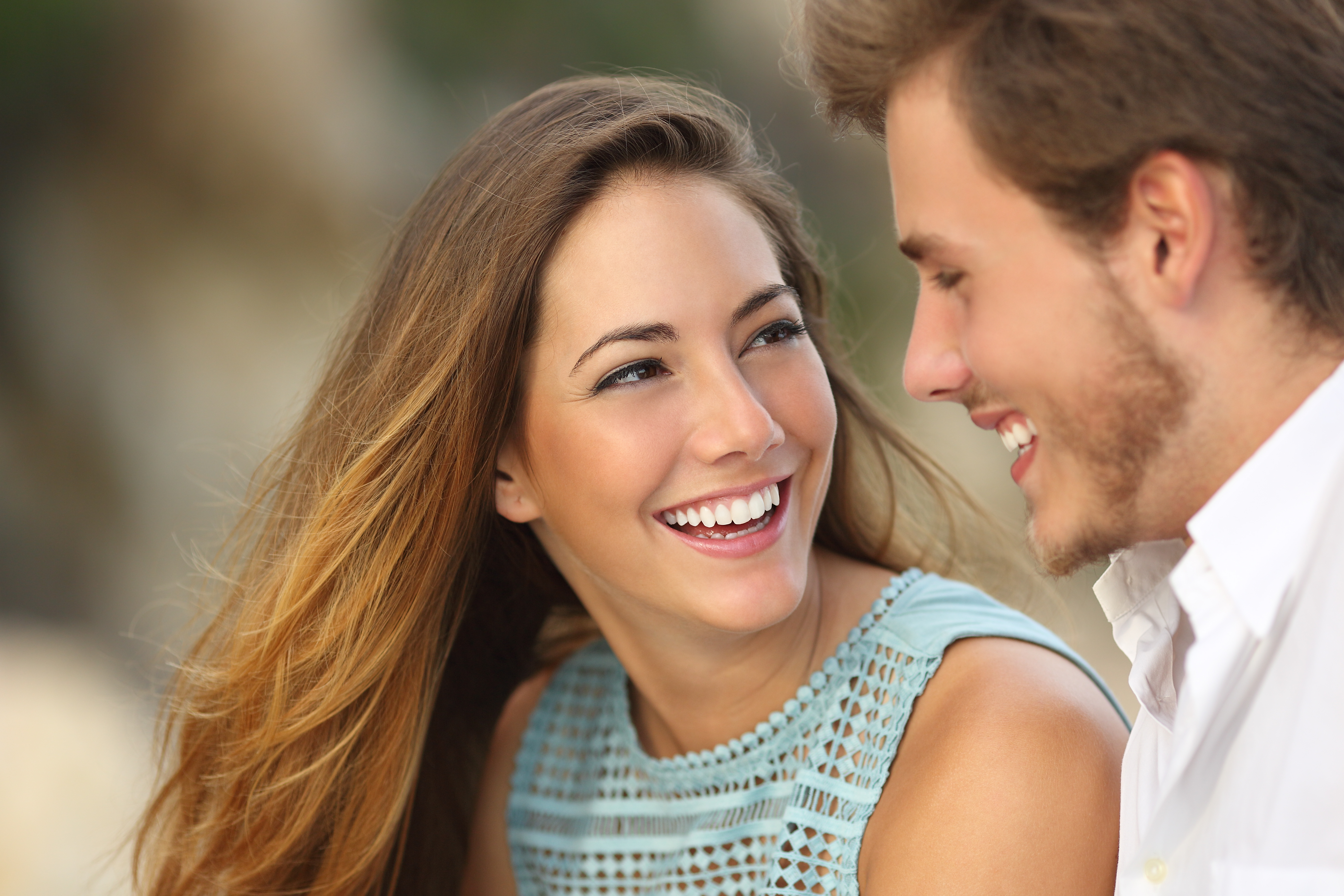 Um casal sorrindo um para o outro | Fonte: Shutterstock