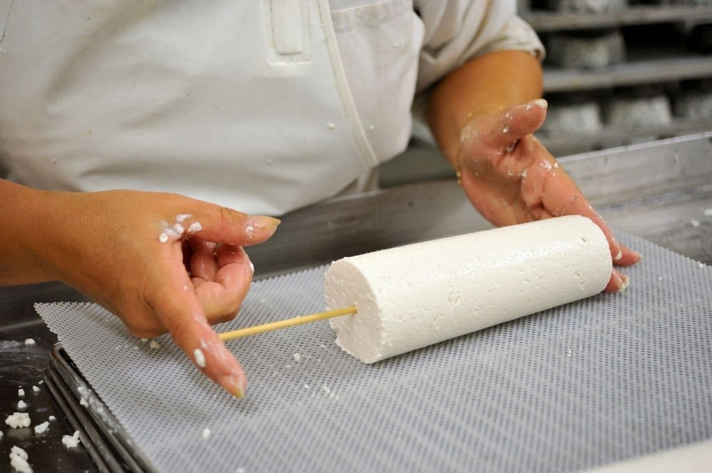 Préparation du sainte-maure-de-touraine. | Photo : Getty Images