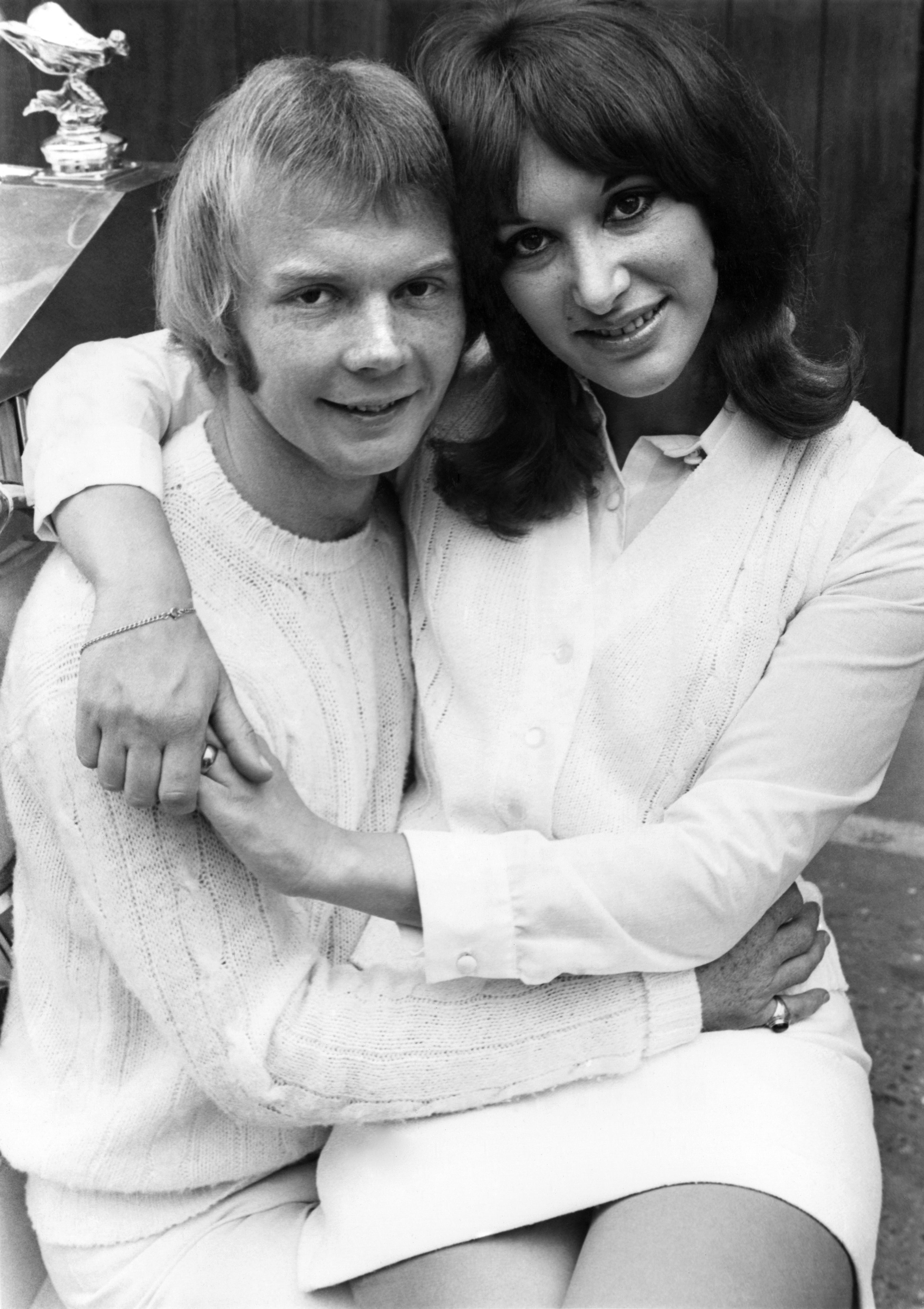 Colin Petersen et sa femme Joanne Newfield lors de leur lune de miel à Majorque, en Espagne, en juin 1968 | Source : Getty Images