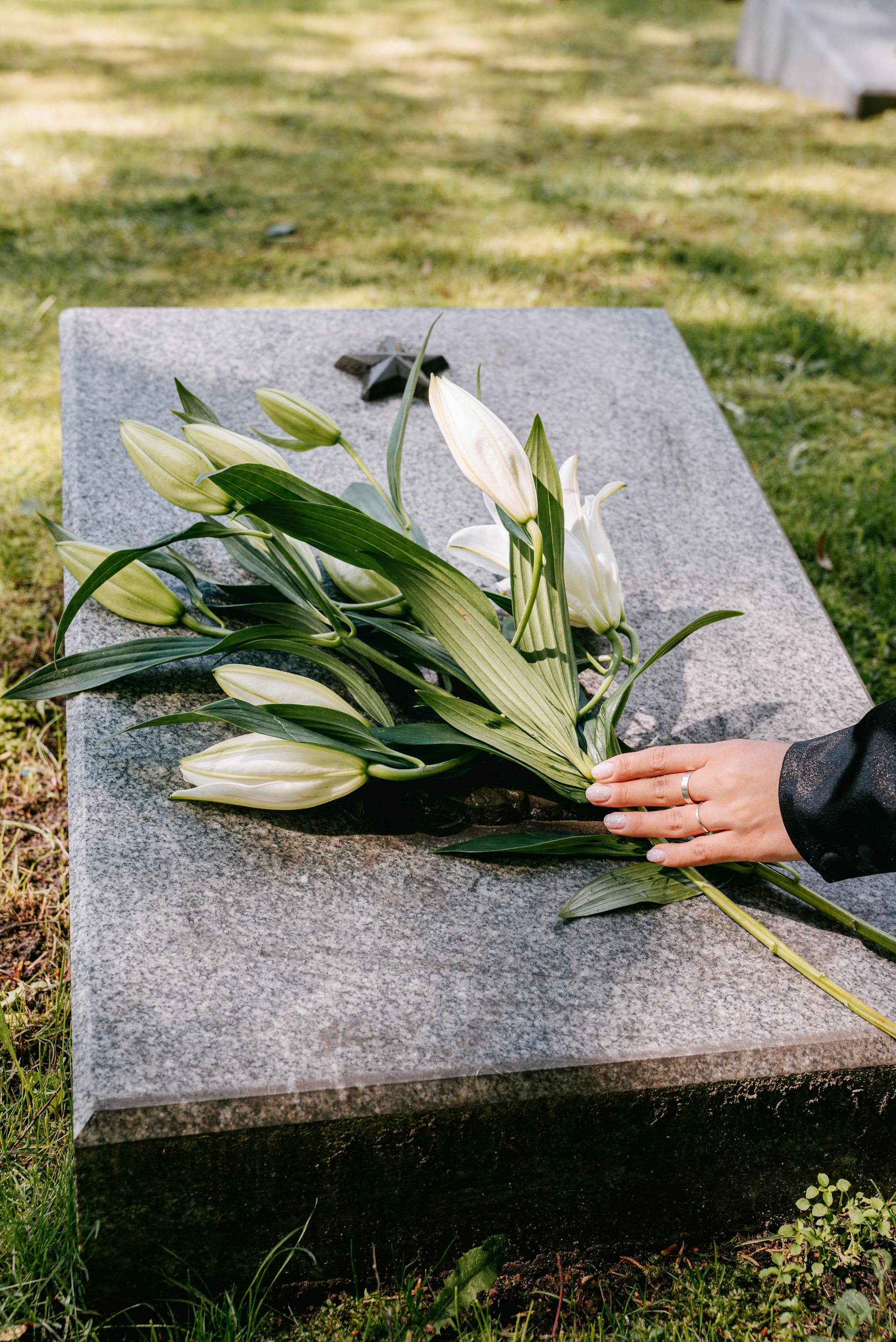 Fleurs sur une pierre tombale | Source : Pexels