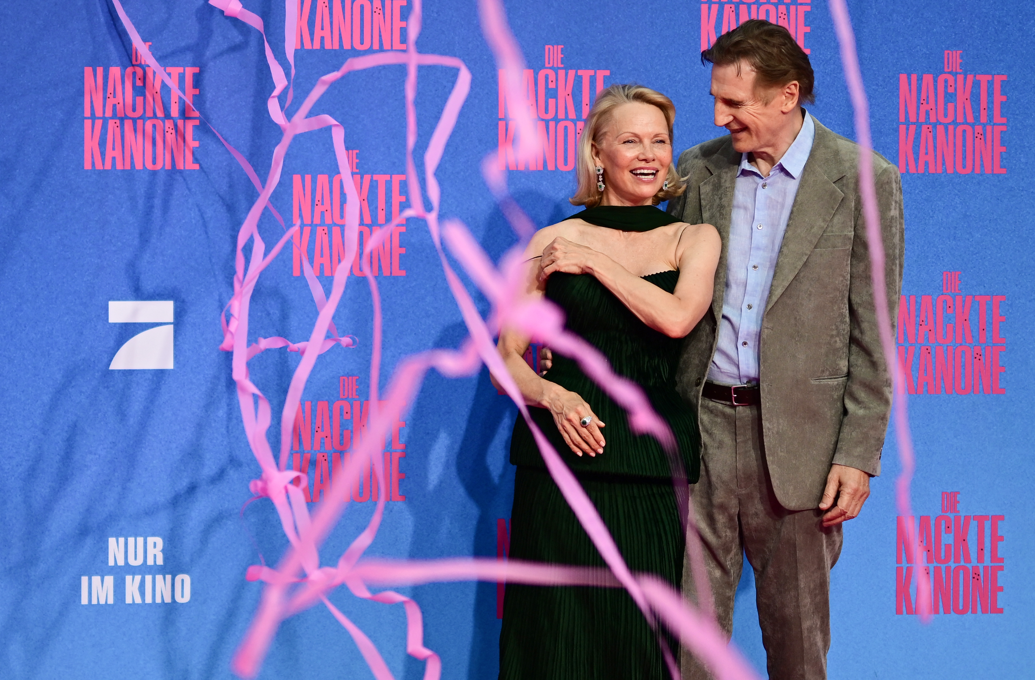 Liam Neeson et Pamela Anderson assistent à la première allemande de  "The Naked Gun" à l'UCI Luxe East Side Gallery à Berlin le 24 juillet 2025. | Source : Getty Images