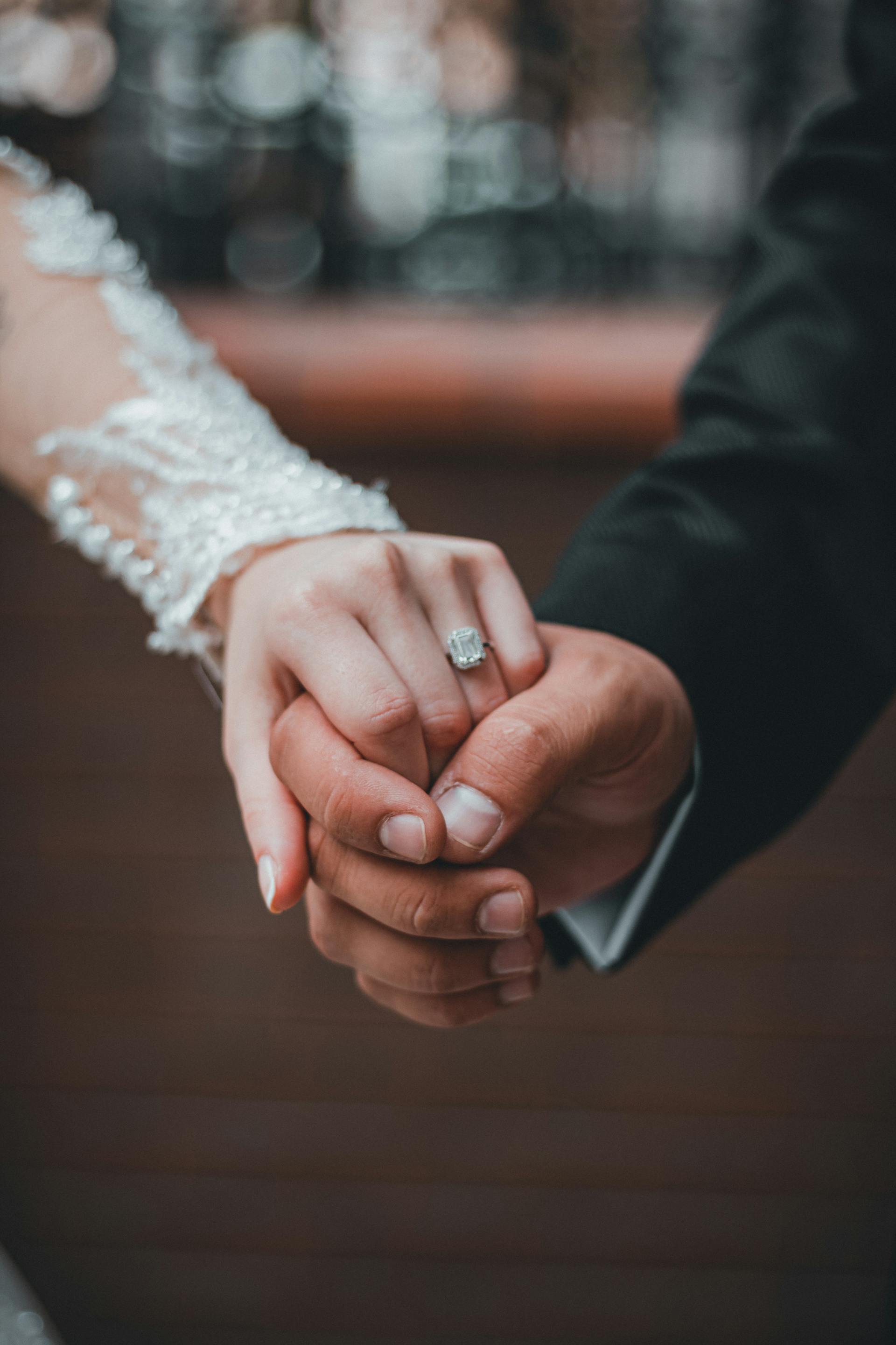 Un couple se tenant par la main | Source : Pexels