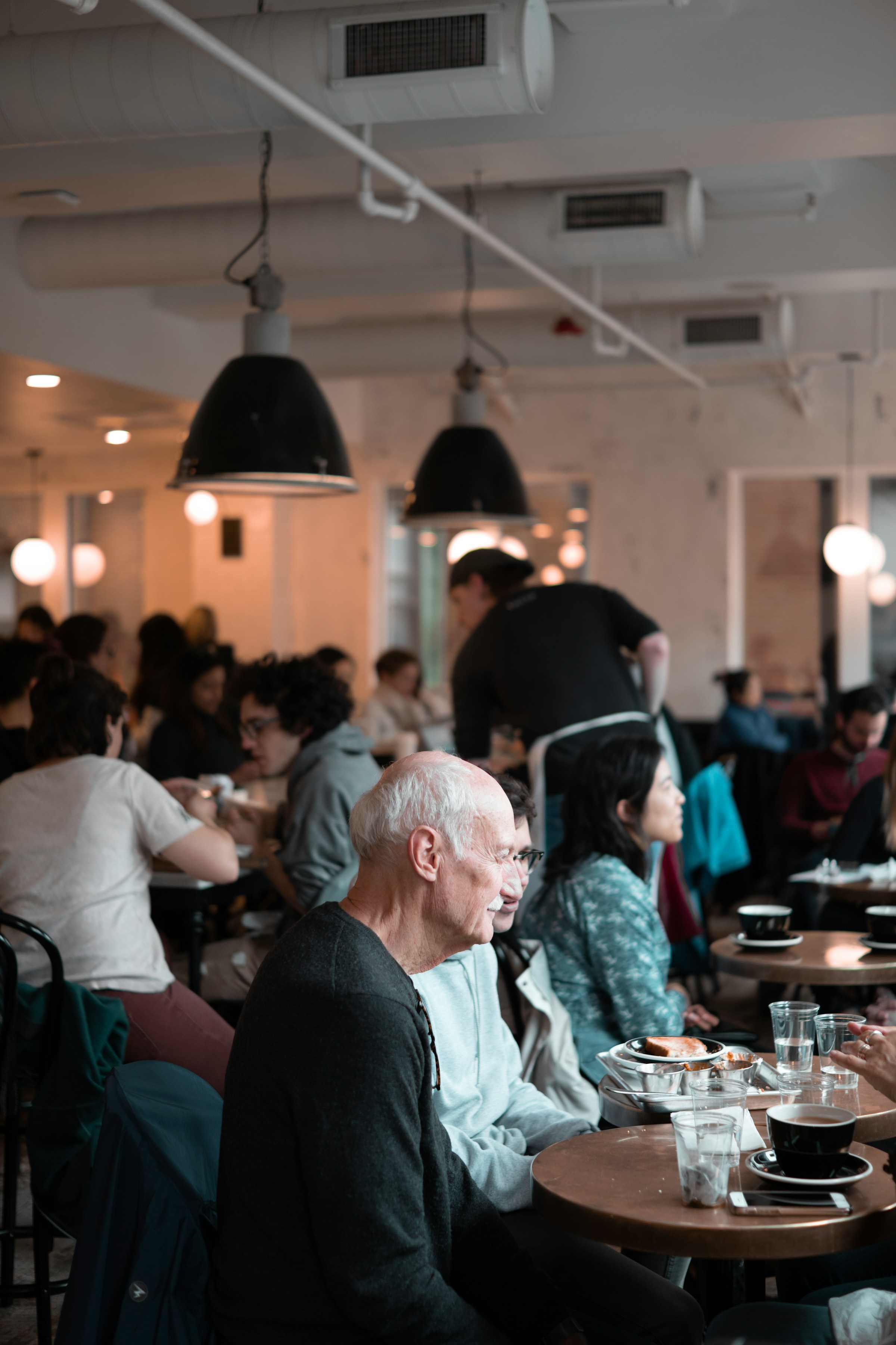 Des gens dans une boulangerie animée | Source : Unsplash