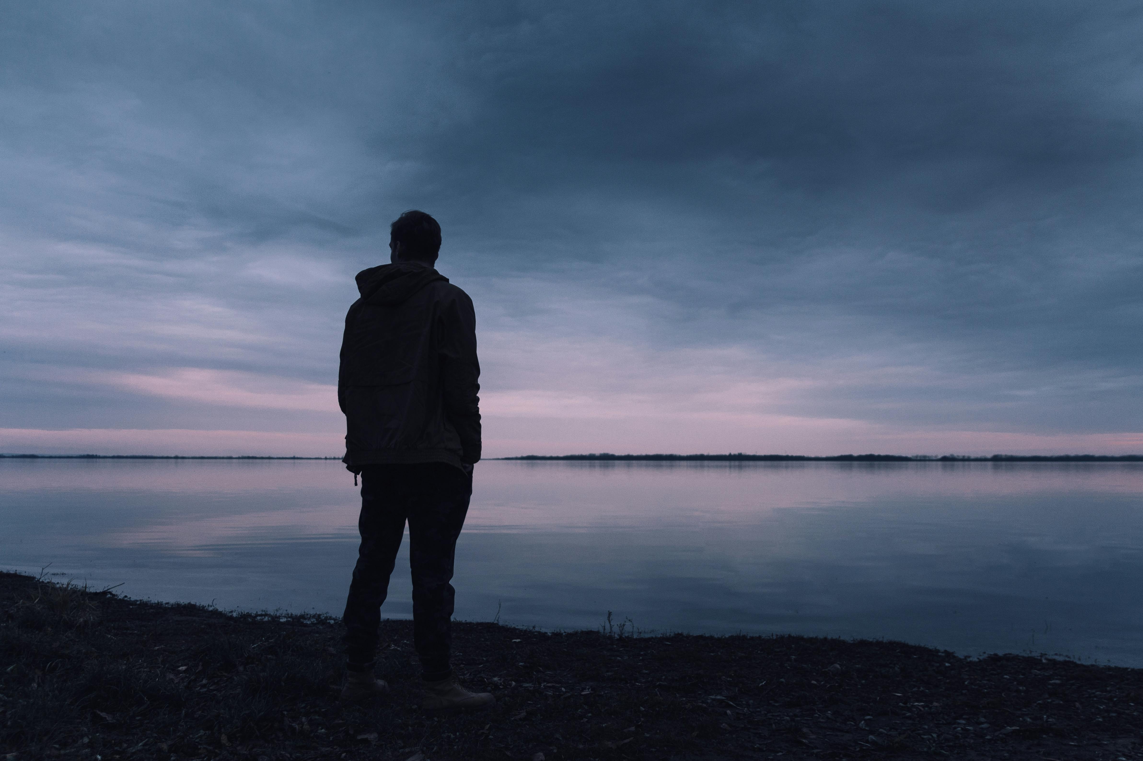 Un homme triste qui regarde le ciel | Source : Pexels