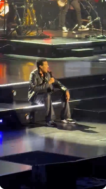 Lionel Richie est assis sur une volée de marches éclairées pendant qu'il chante "Dancing on the Ceiling" à la Grand Casino Arena de St. Paul, dans le Minnesota, le 25 juin 2026. | Source : X/Jon Bream