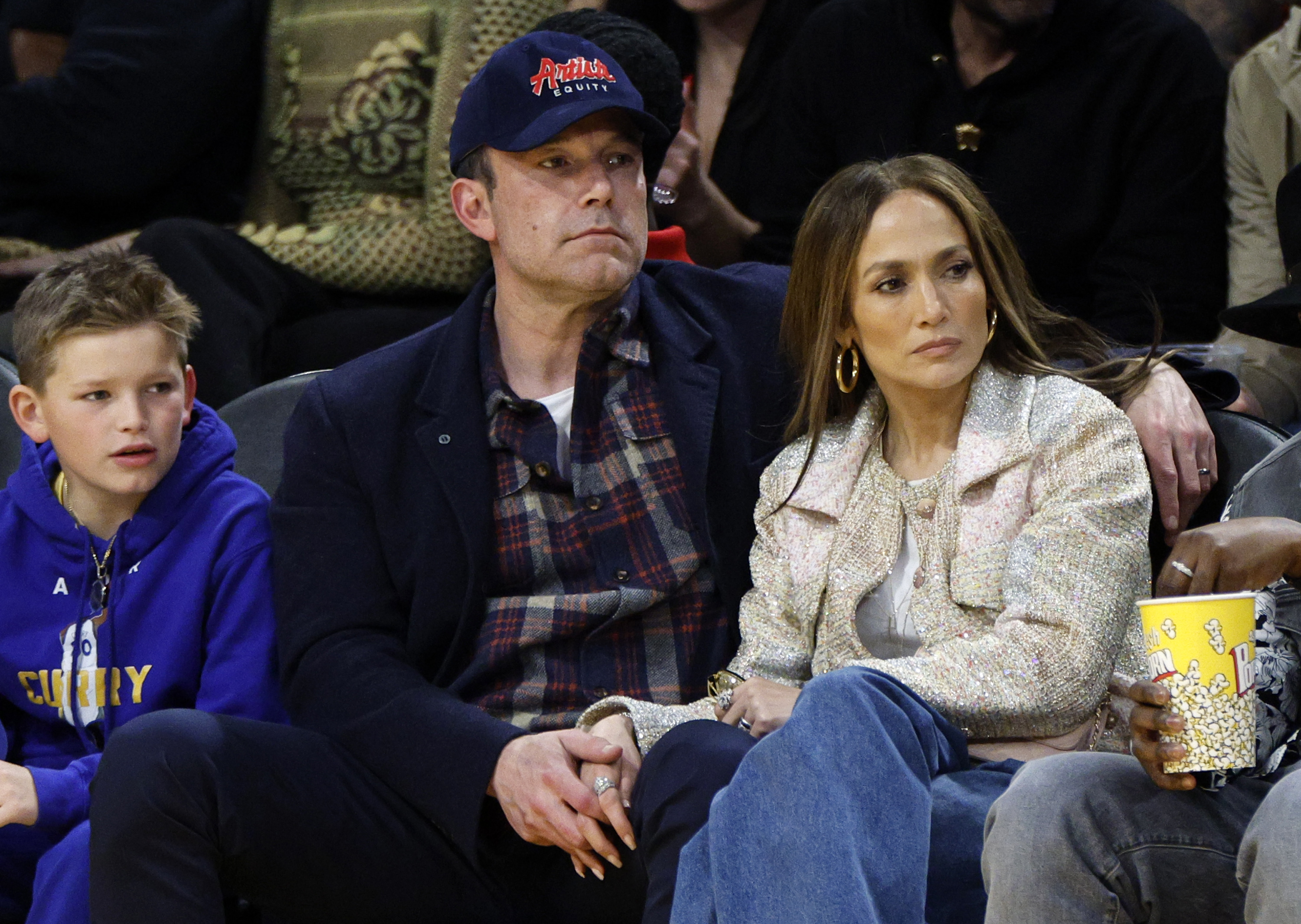 Samuel Garner Affleck, Ben Affleck et Jennifer Lopez assistent à un match de basket entre les Los Angeles Lakers et les Golden State Warriors à Los Angeles, en Californie, le 16 mars 2024 | Source : Getty Images