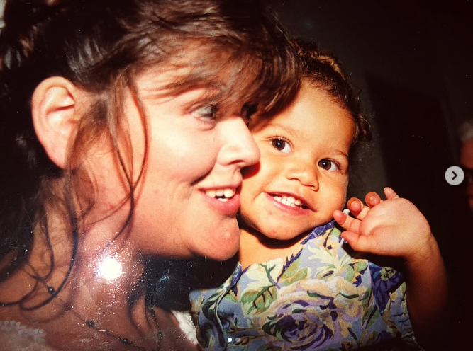 Elle a grandi entourée de l'amour et du soutien inconditionnels de ses parents. Sur cette photo, on la voit toute petite aux côtés de sa mère, Claire Stoermer, dans un cliché rétro publié le 13 mai 2018. | Source : Instagram/zendaya