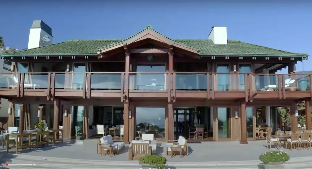La propriété de 100 millions de dollars de Pierce Brosnan à Malibu, l'Orchid House. | Source : YouTube/Archdigest