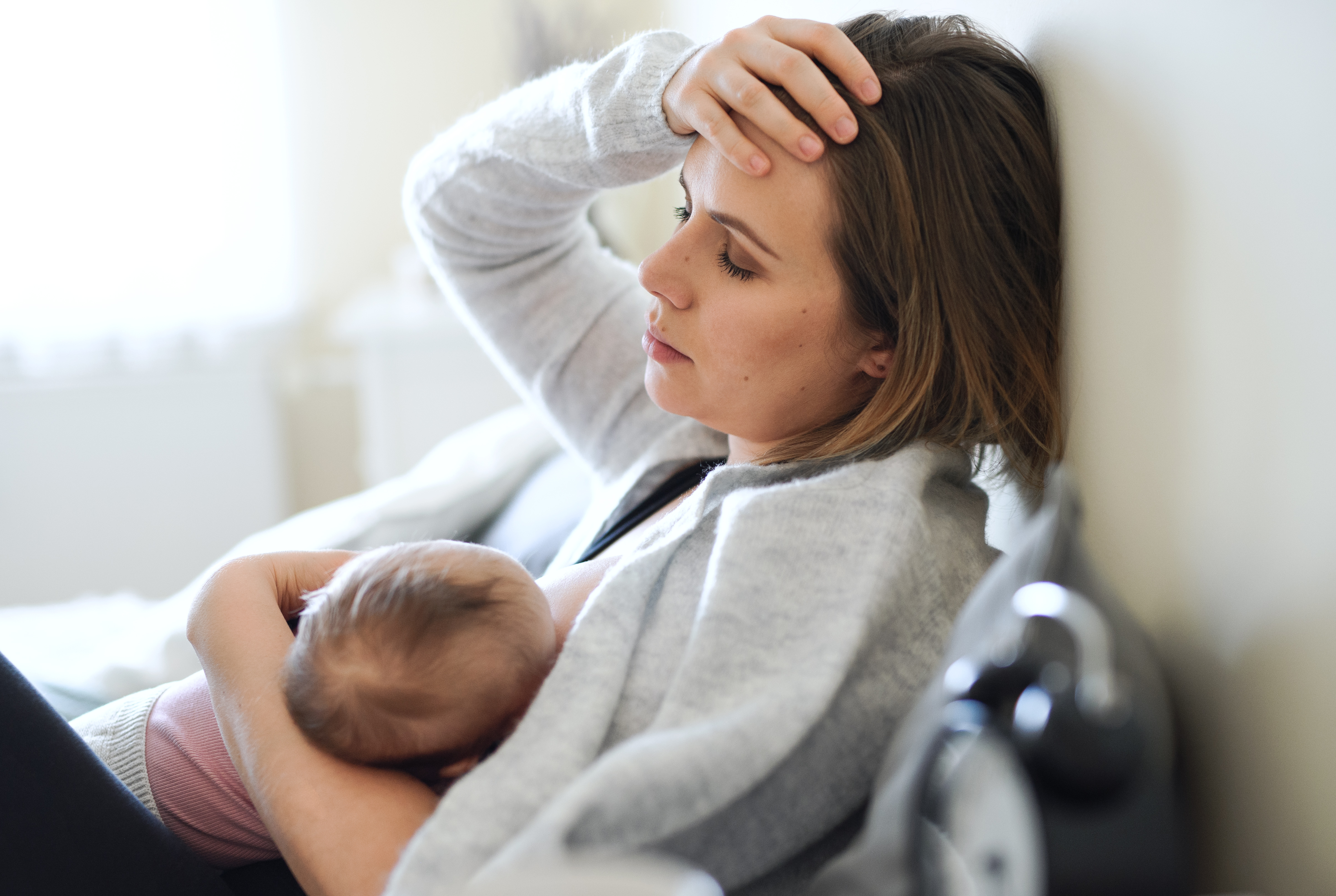 Une femme épuisée tenant un bébé | Source : Getty Images