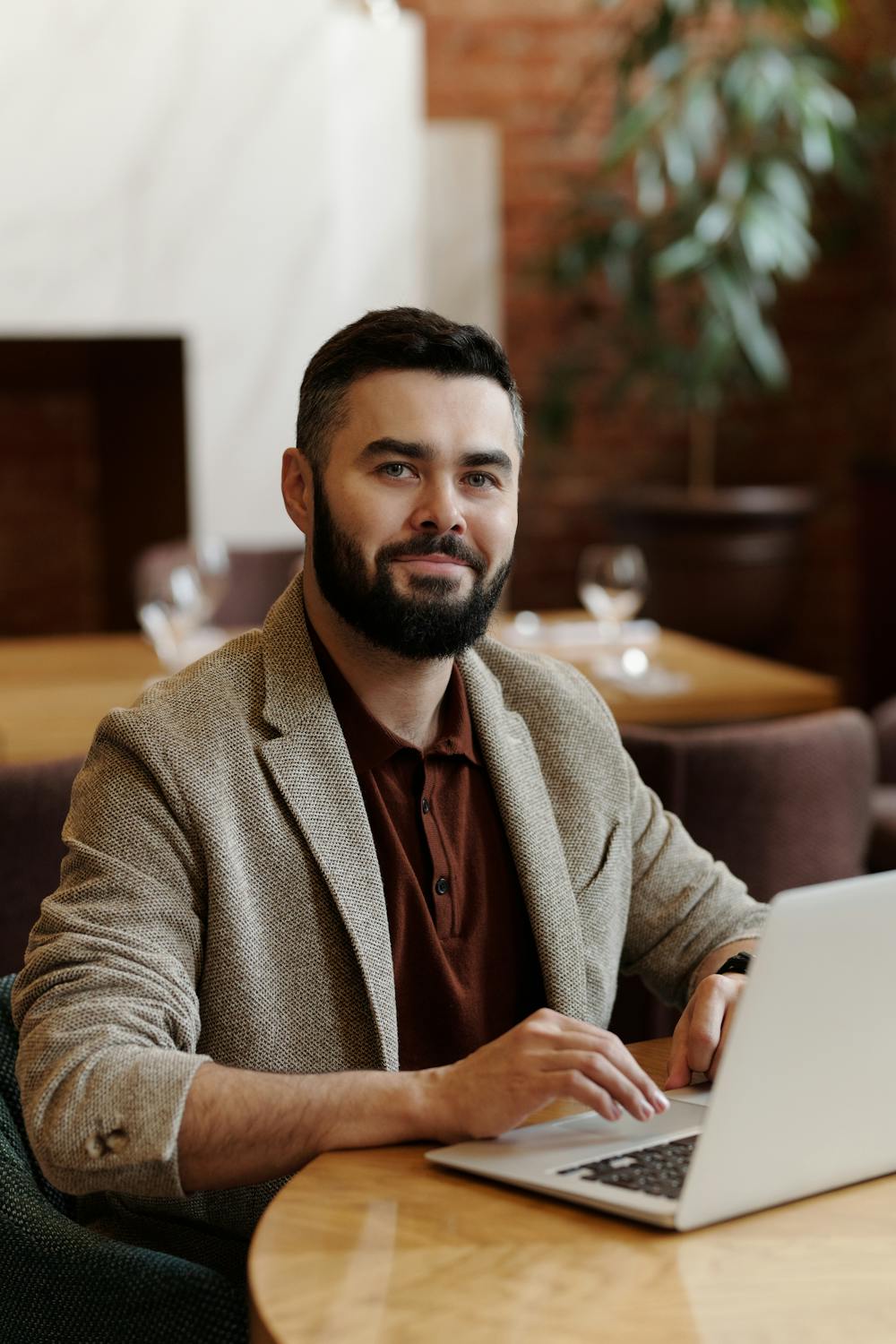 Un homme souriant dans un café | Source : Pexels