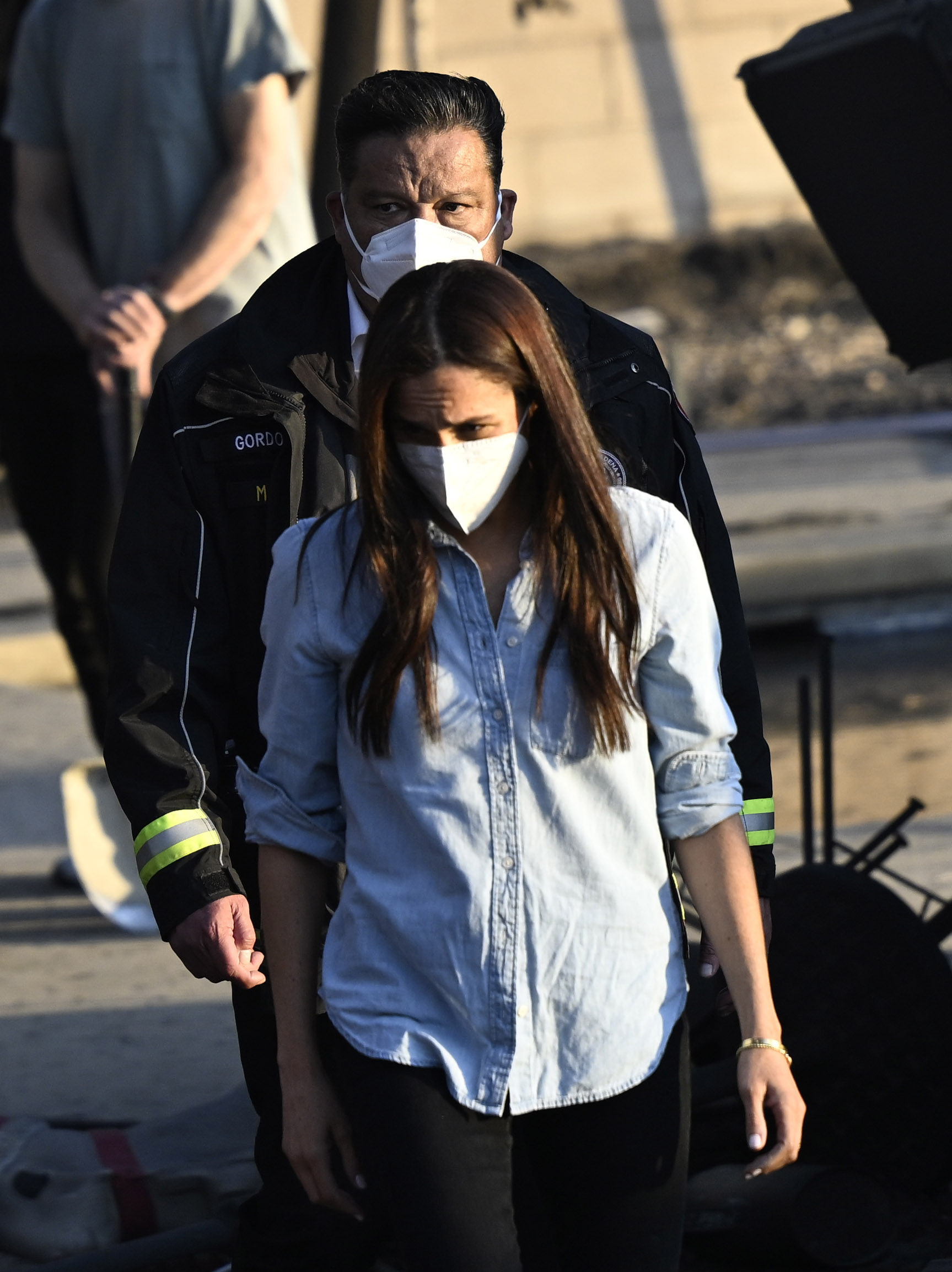 Meghan Markle avec le maire de Pasadena Victor Gordo dans une maison à Altadena le 10 janvier 2025 | Source : Getty Images