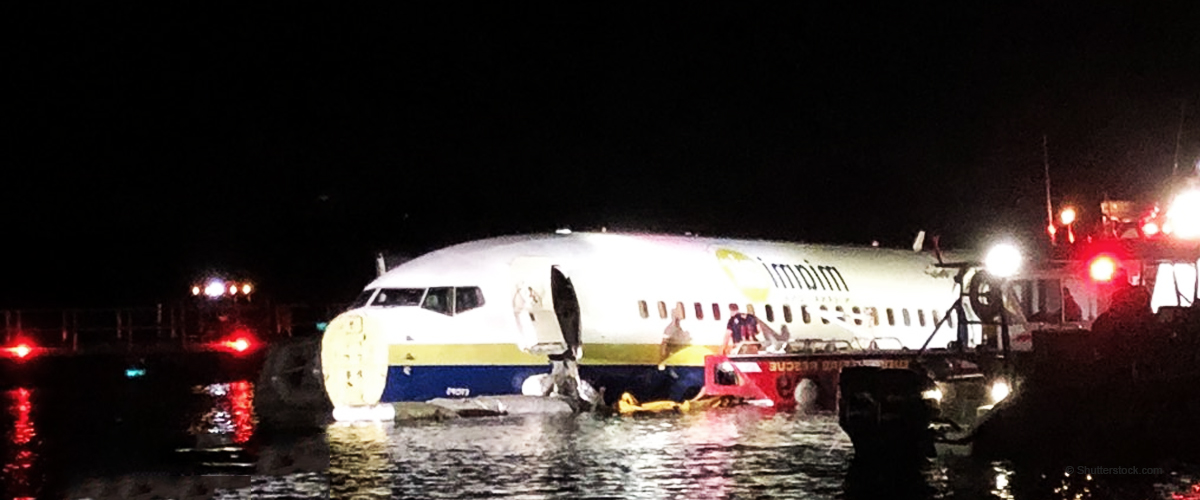 Un Boeing 737 a raté son atterrissage et a fini dans un cours d'eau