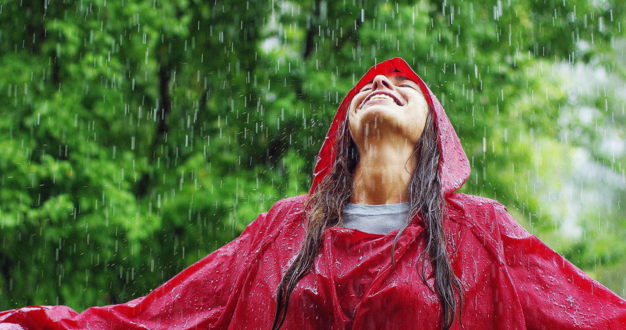 Une femme qui profite de la pluie. | Source : Shutterstock