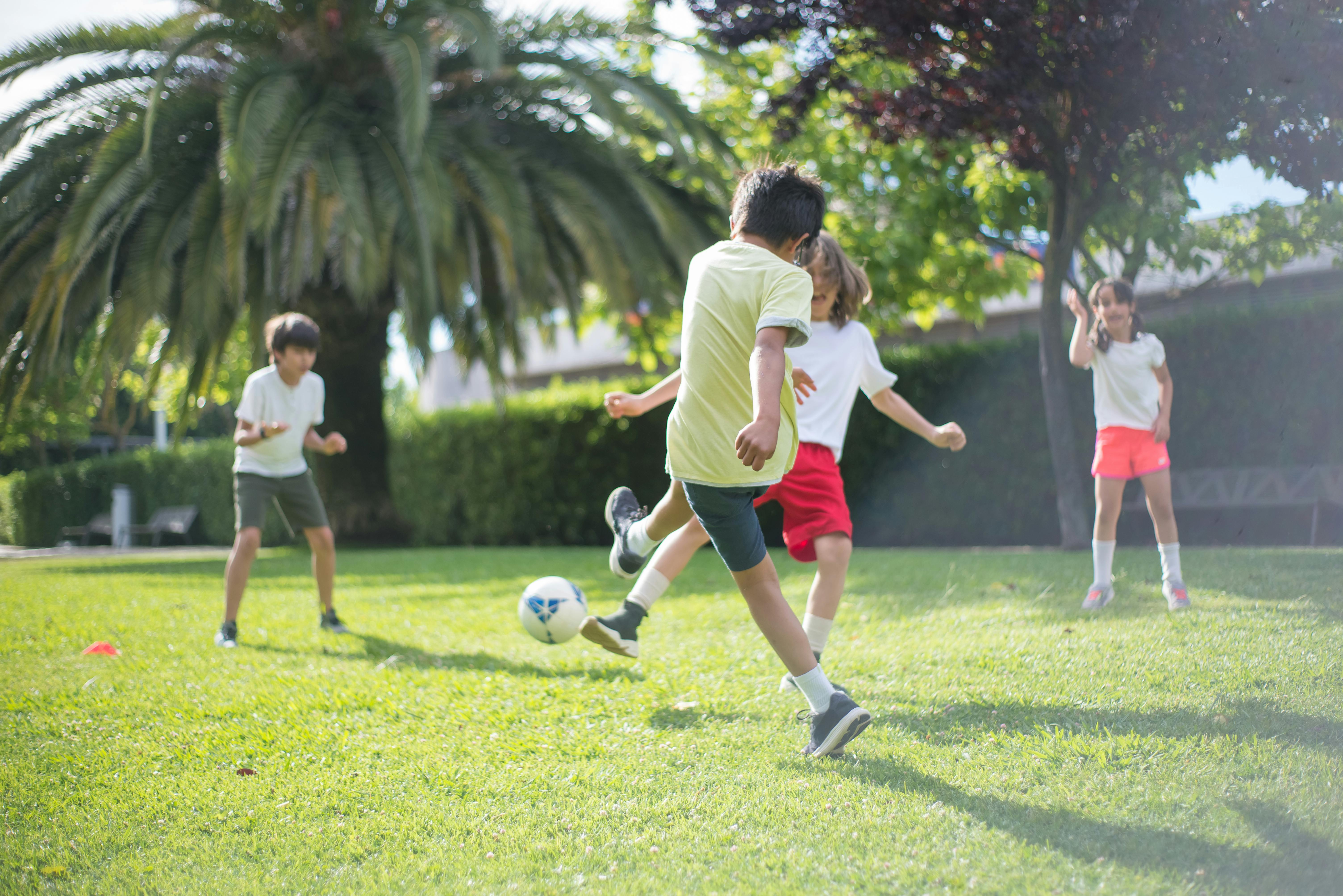 Des enfants jouent au football sur le terrain | Source : Pexels