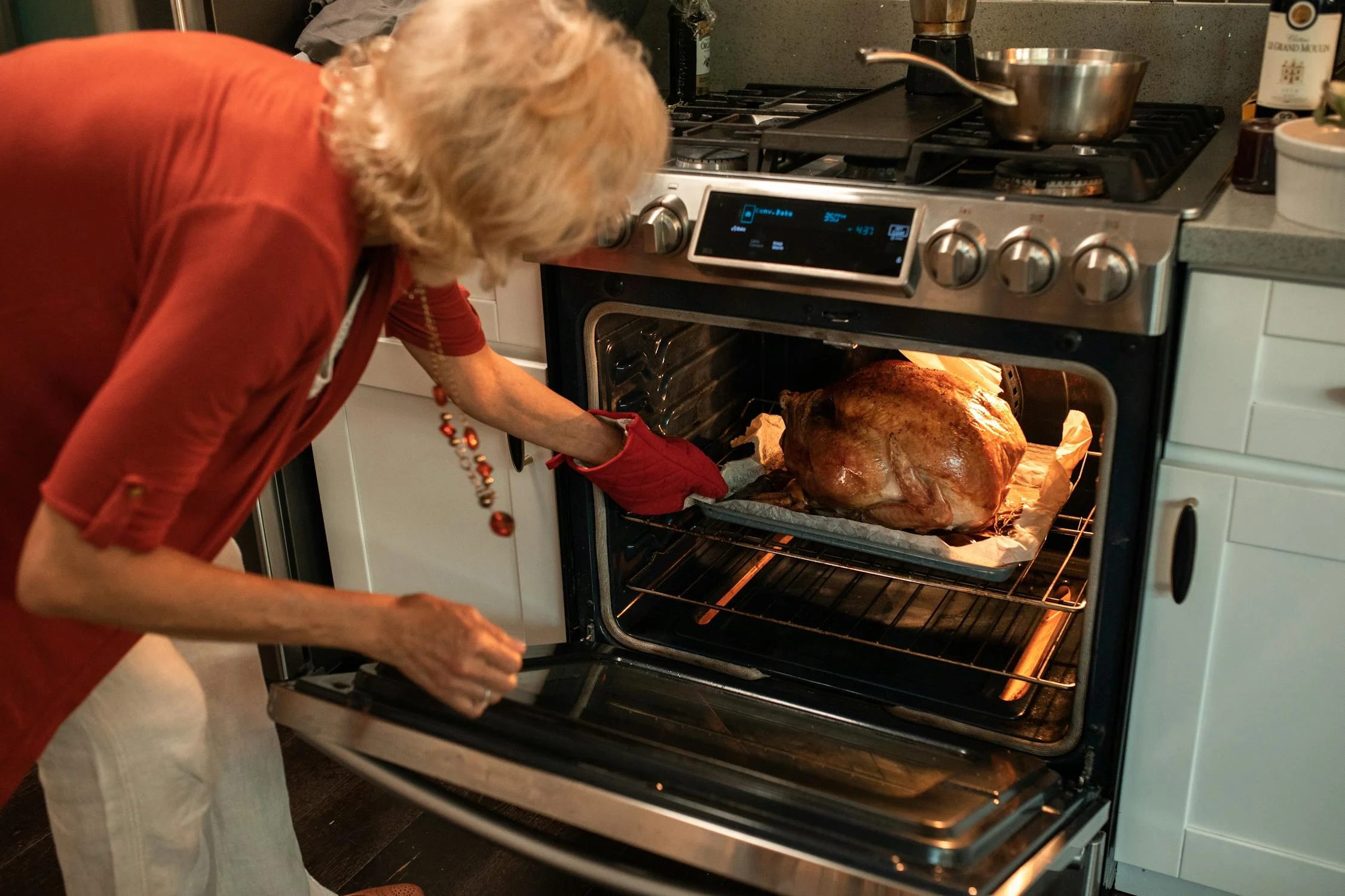 Une femme en train de cuisiner pour Thanksgiving | Source : Pexels