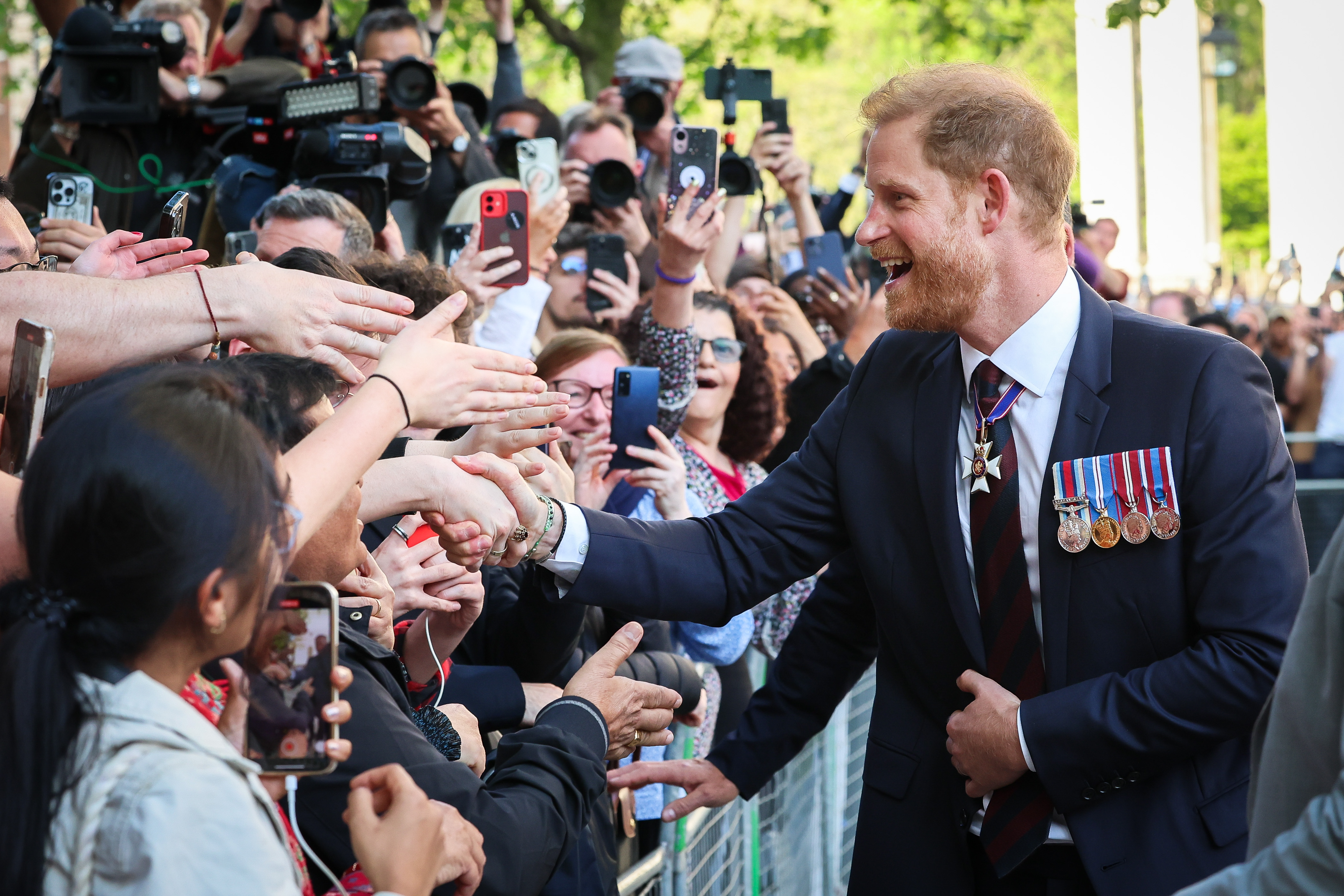 Le prince Harry salue le public alors qu'il quitte le service du 10e anniversaire de la Fondation des Jeux Invictus à Londres, en Angleterre, le 8 mai 2024 | Source : Getty Images