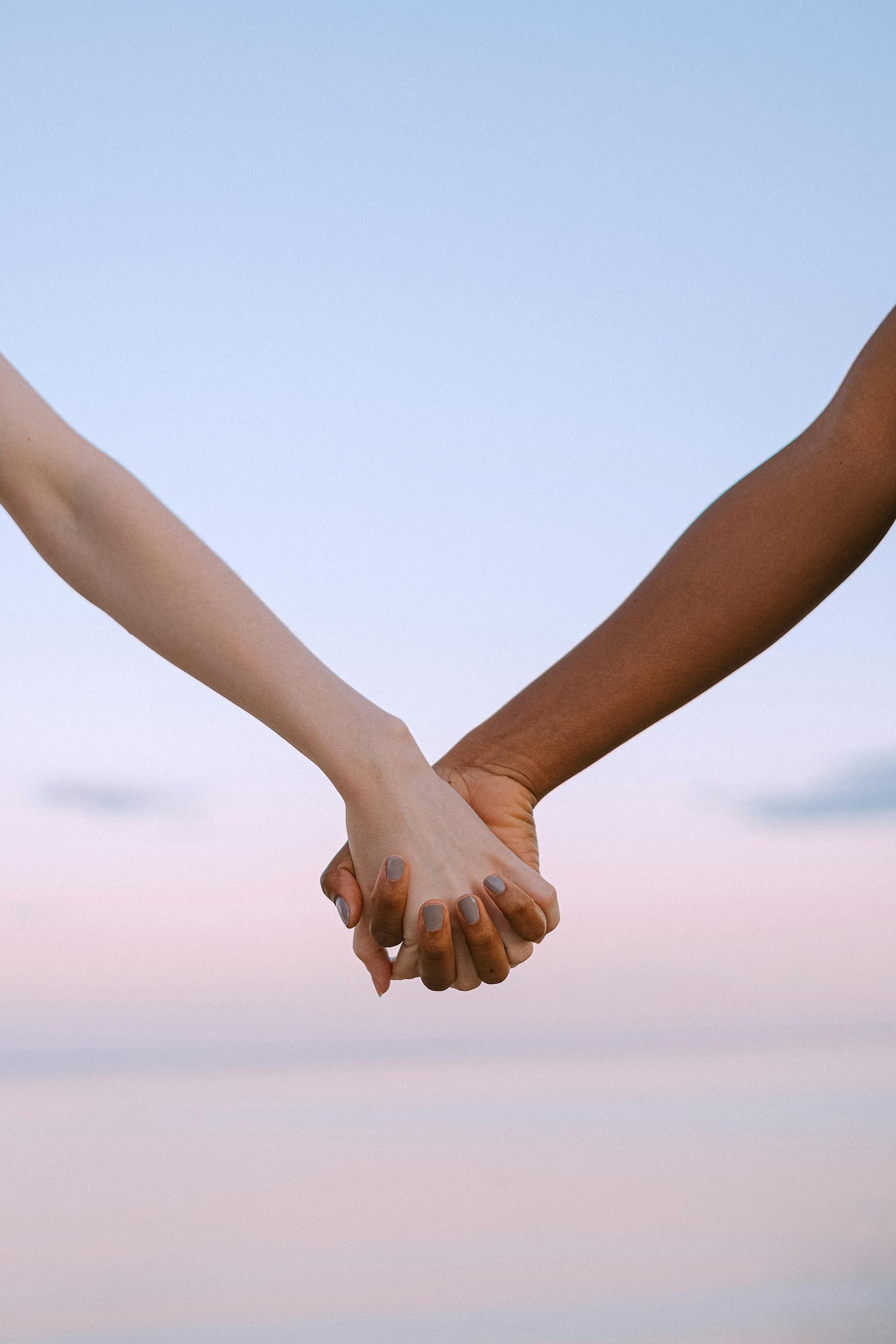 Deux personnes se tenant par la main | Source : Pexels