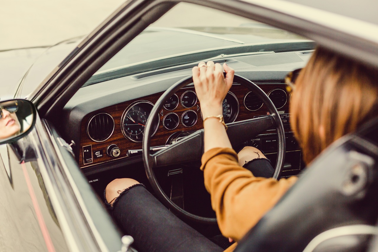 Une femme au volant d'une voiture | Source : Pixabay