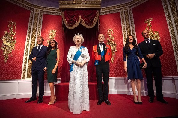 La cire de Madame Tussauds de la Reine, du duc d'Édimbourg, du duc et de la duchesse de Sussex et du duc et duchesse de Cambridge. |  Photo : Getty Images