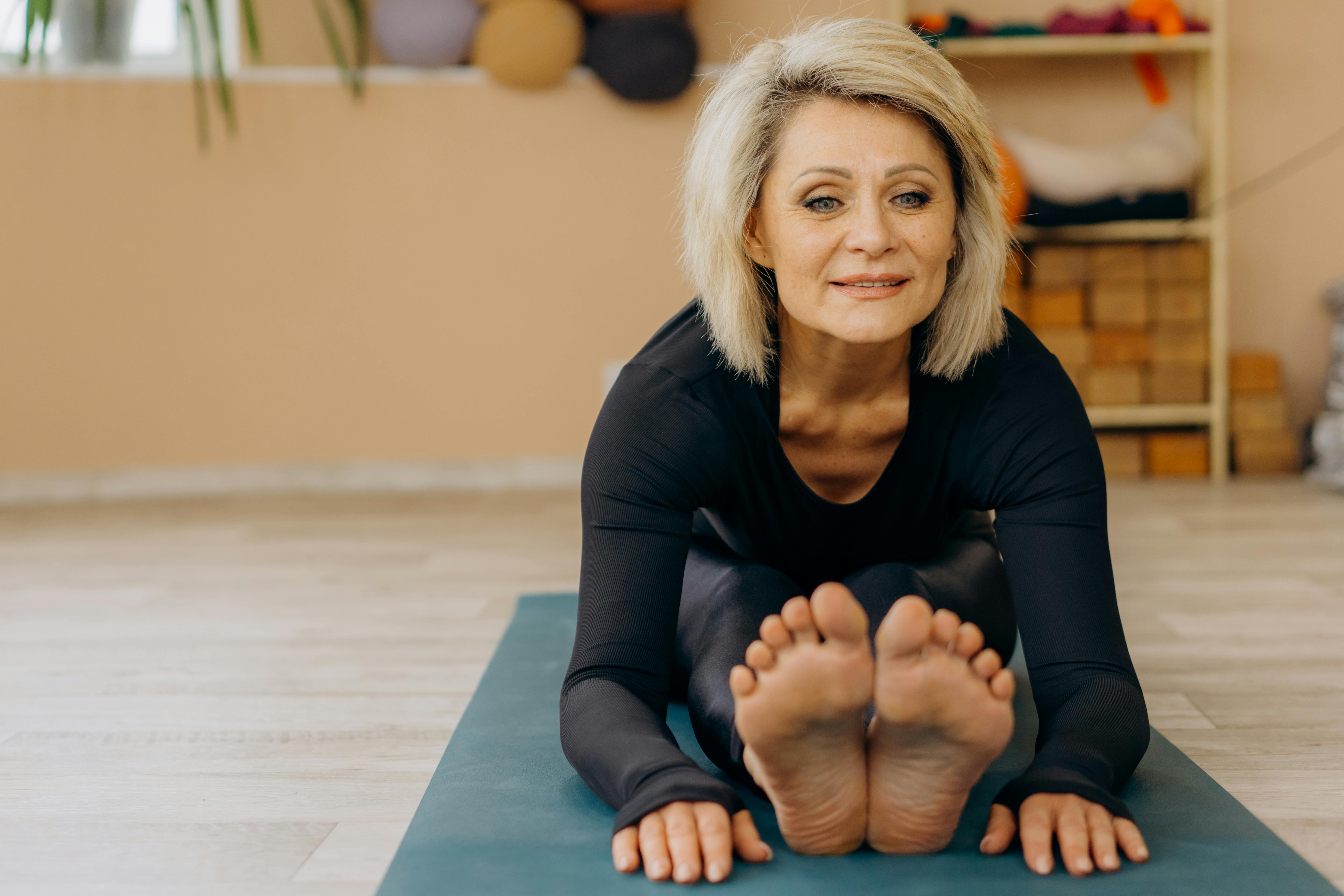 Femme faisant de l'exercice sur un tapis | Source : Pexels