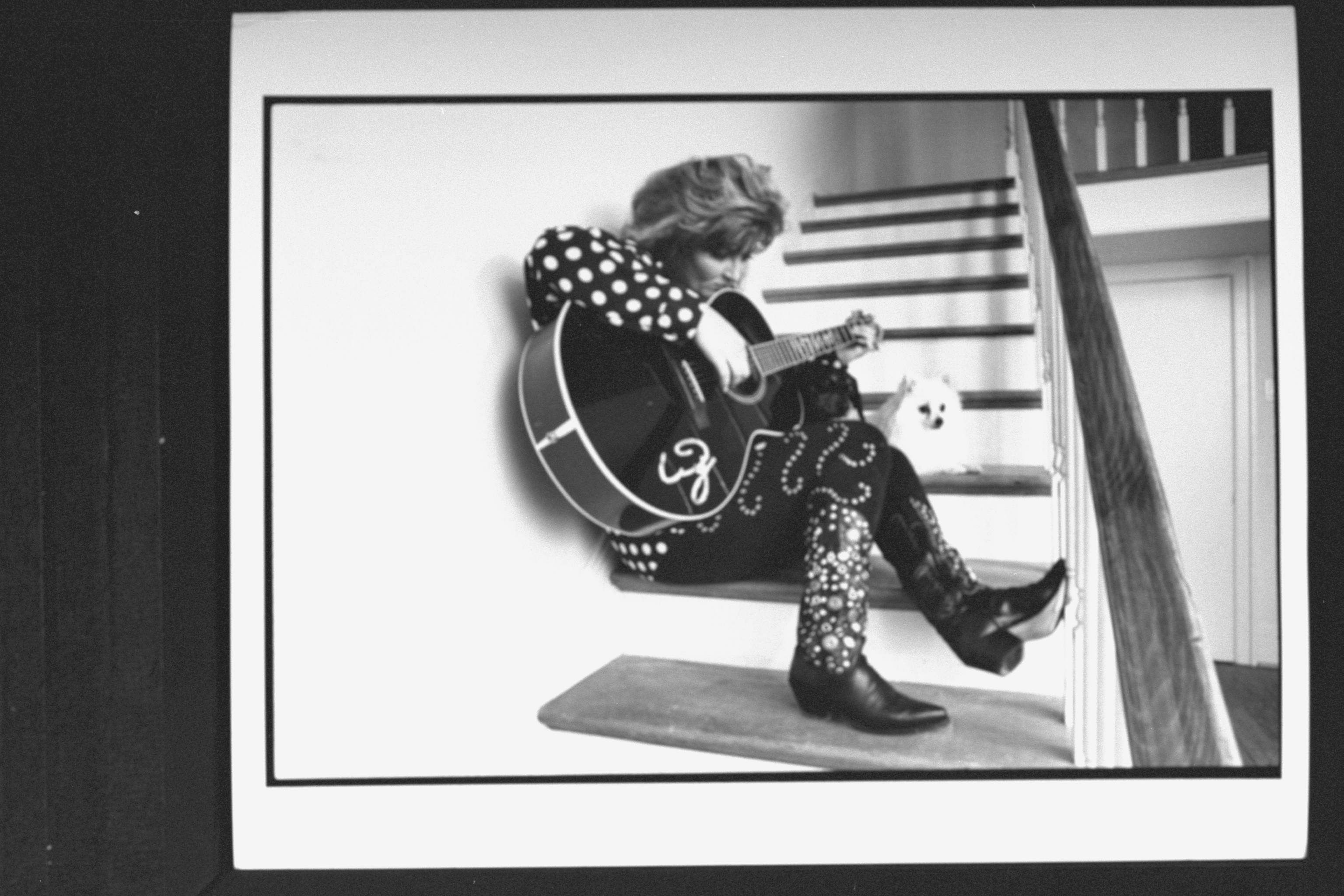 La jeune fille joue de la guitare chez elle le 9 novembre 1990 | Source : Getty Images