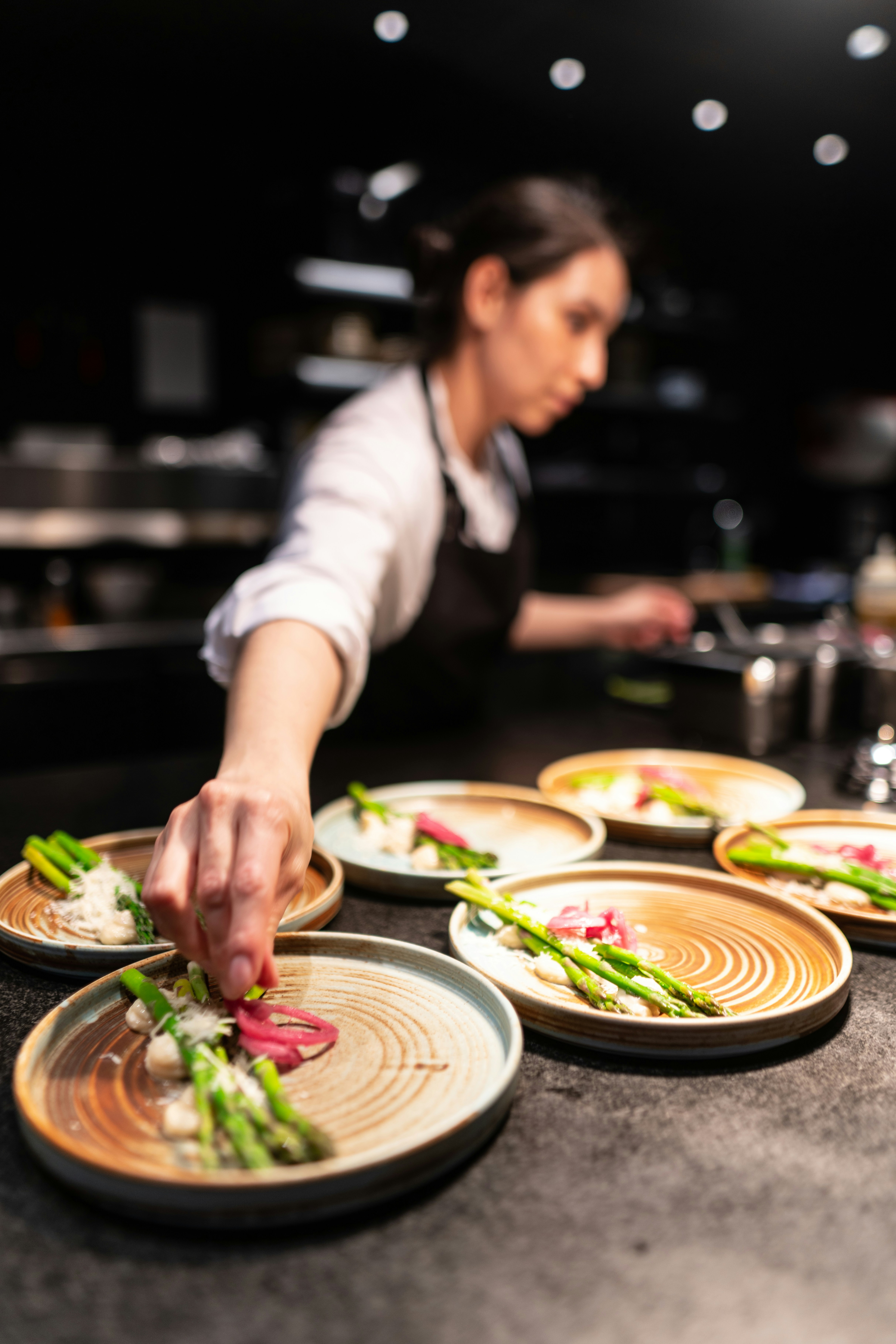 Une femme chef décorant des assiettes | Source : Unsplash