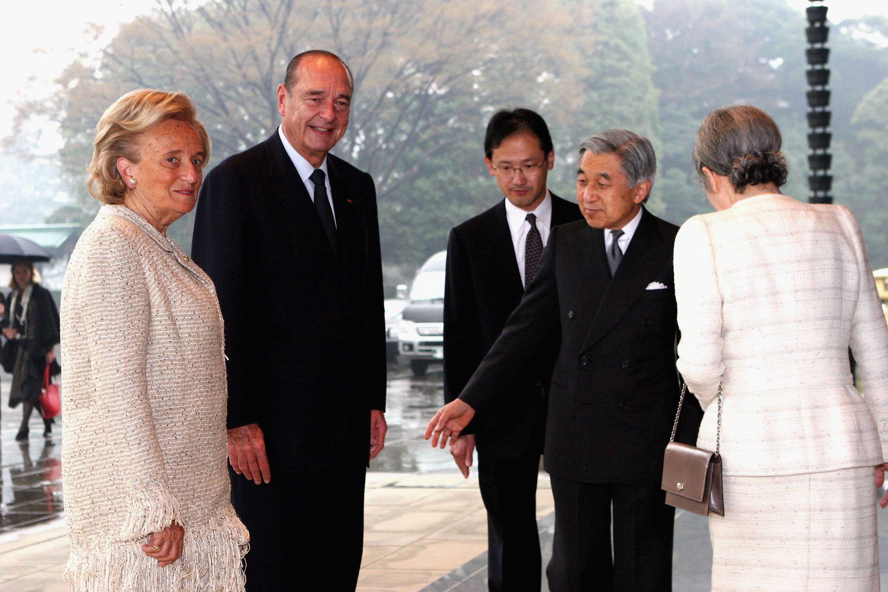 Jacques Chirac  et son épouse Bernadette posent avec l'empereur japonais Akihito et l'impératrice Michiko à leur arrivée au palais impérial à Tokyo, Japon. | Photo : Getty Images