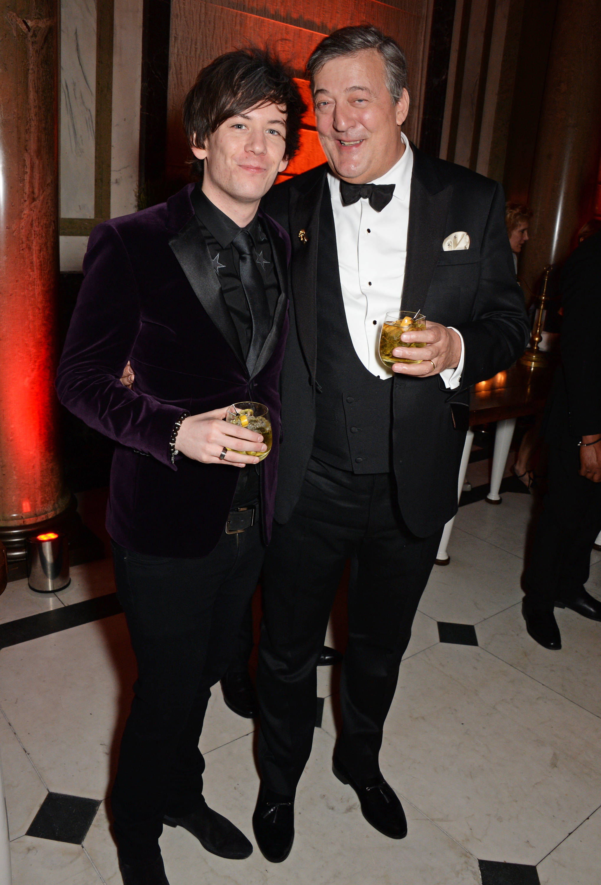 Stephen Fry et Elliott Spencer lors de l'after-party des BAFTA 2015, le 8 février à Londres, en Angleterre. | Source : Getty Images