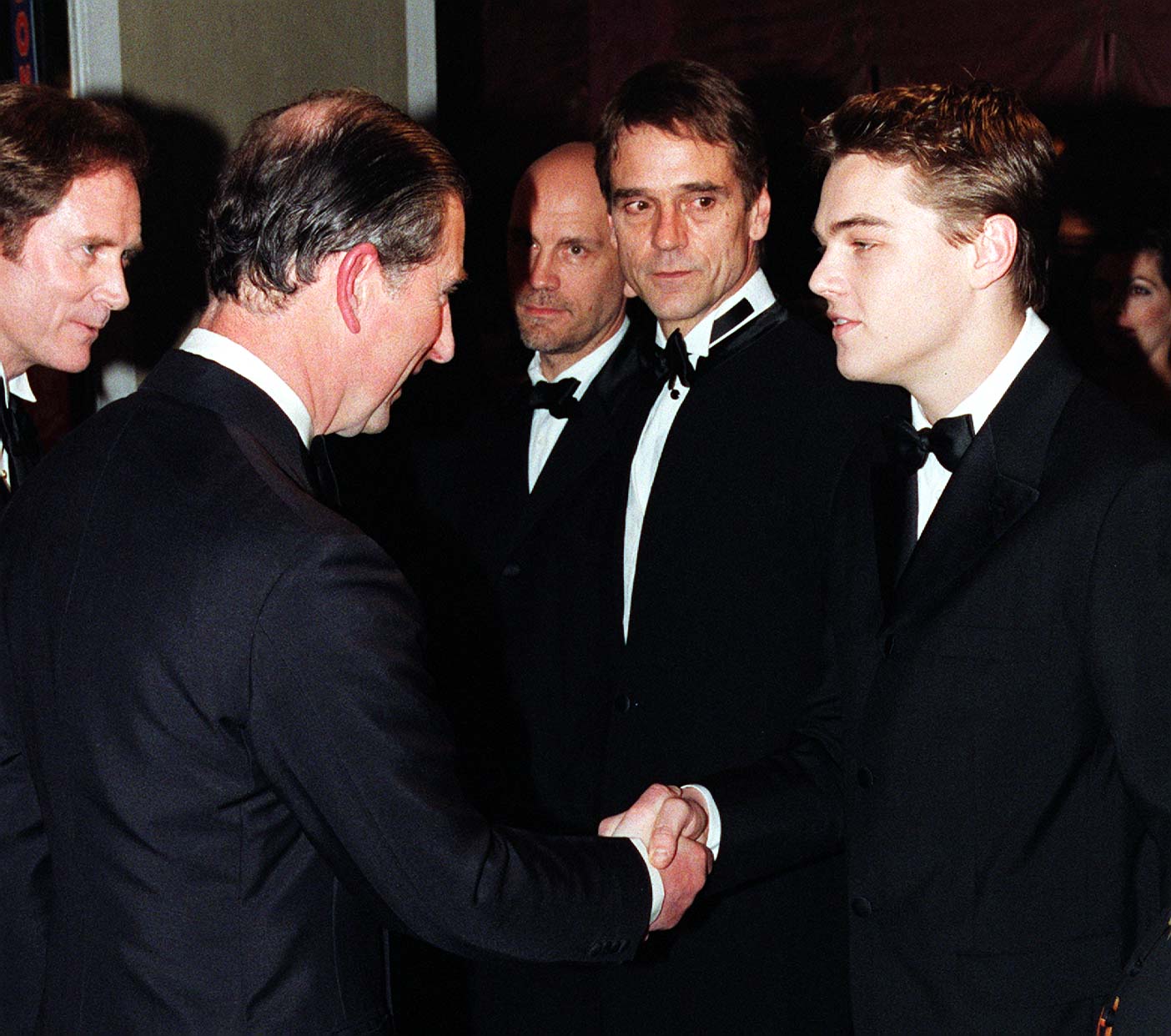 Charles Prince de Galles (aujourd'hui Roi Charles III) serre la main de Leonardo DiCaprio lors de la première royale de "L'homme au masque de fer" le 19 mars 1998 | Source : Getty Images
