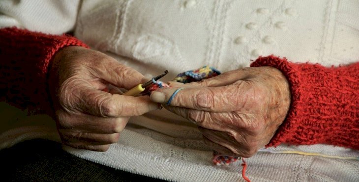 Une femme âgée entrain de tricoter | photo : Pixabay