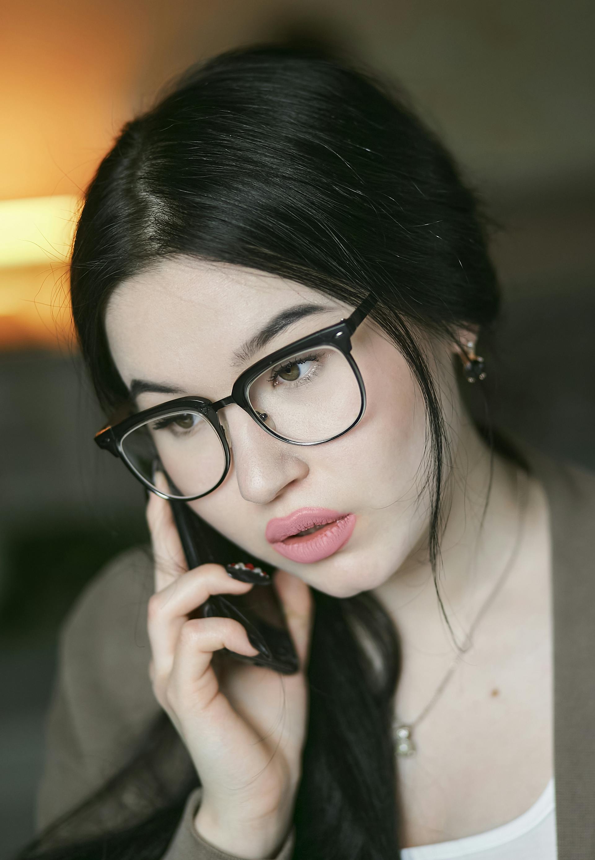 Une femme à l'air confus qui parle dans son téléphone portable | Source : Pexels
