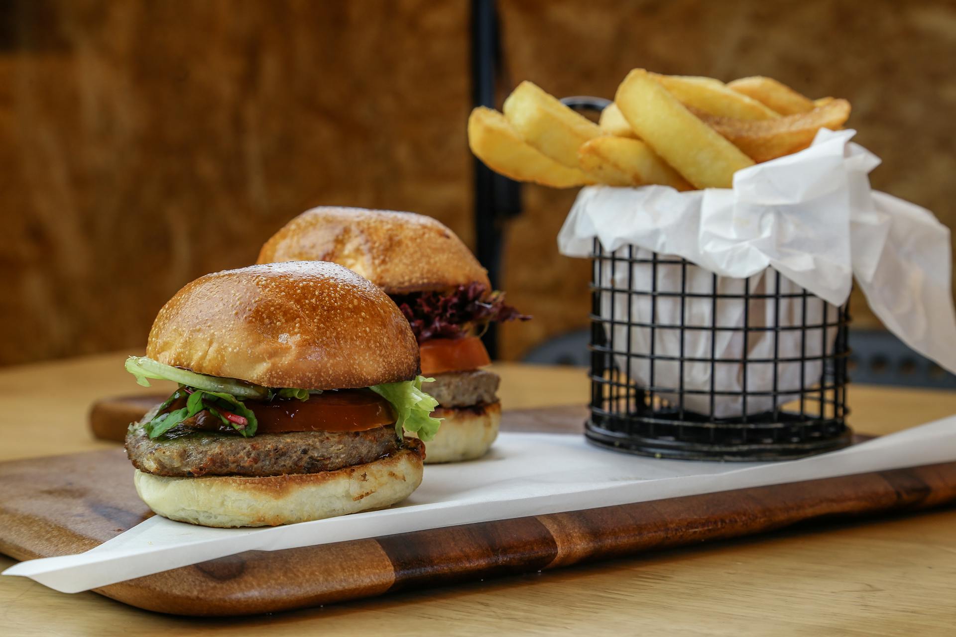 Un plateau de hamburgers et de frites | Source : Pexels