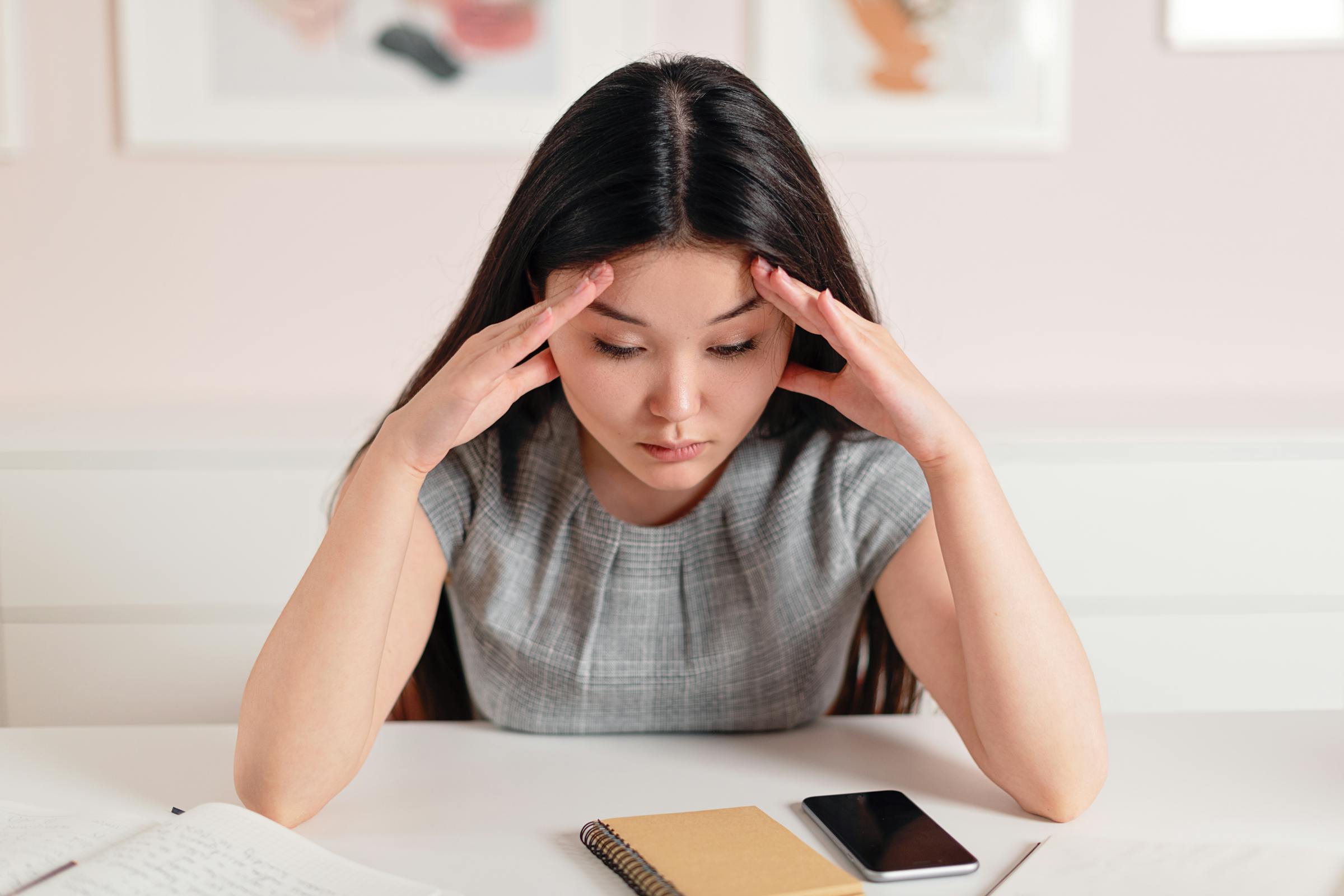 Une femme confuse et inquiète | Source : Pexels