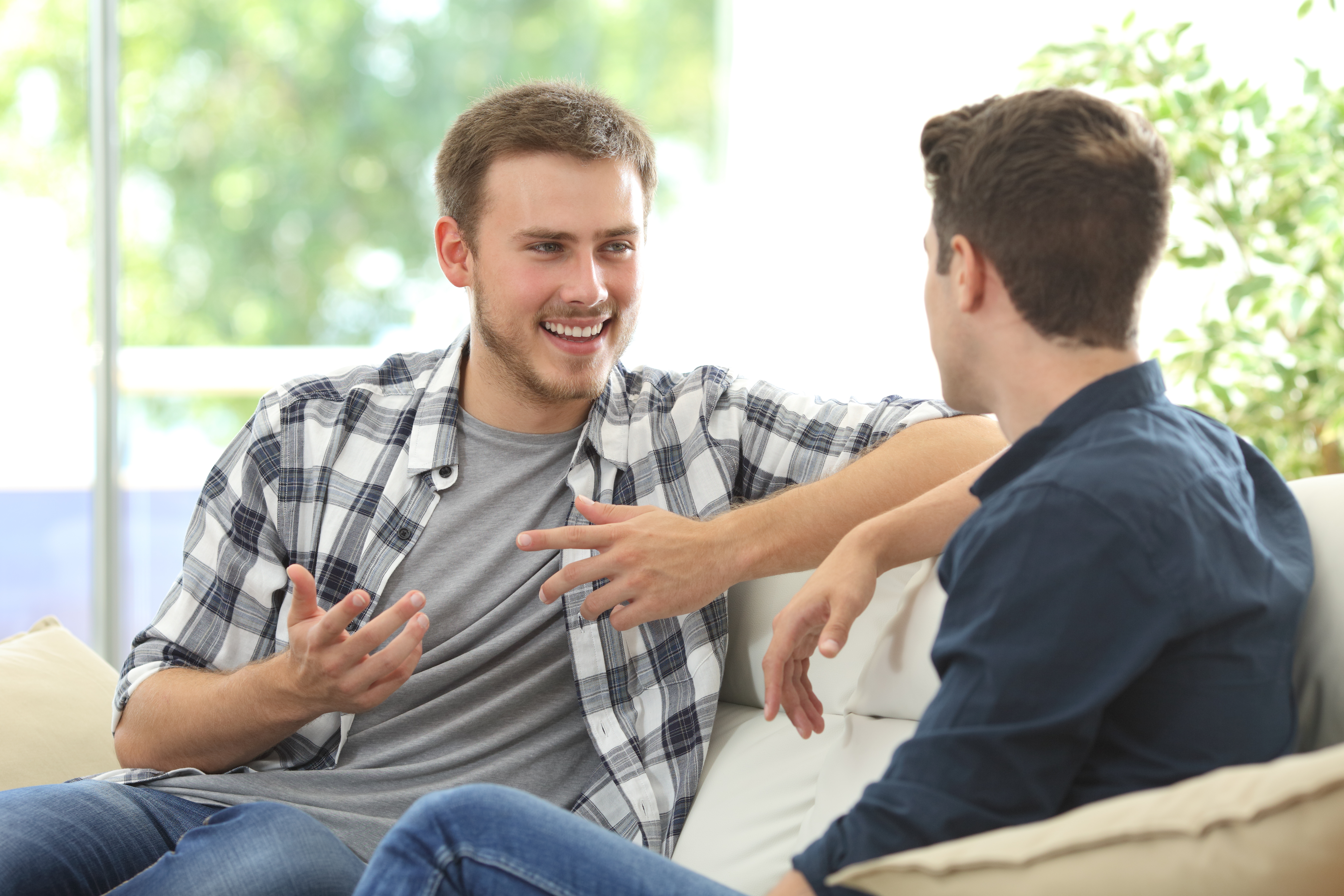 Deux hommes en pleine conversation | Source : Shutterstock