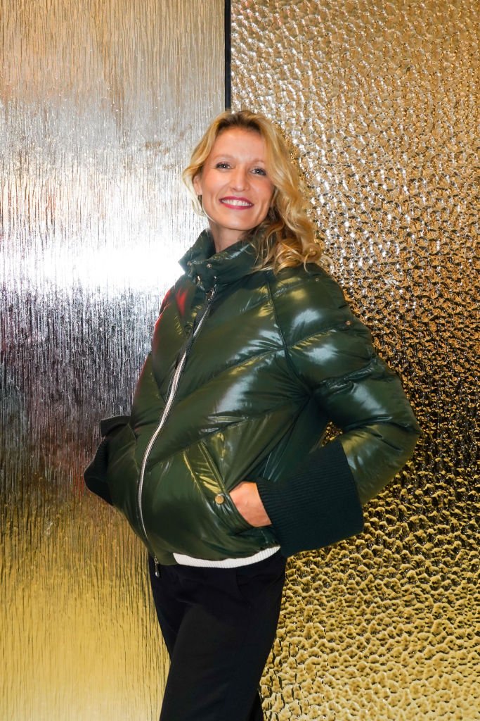 Alexandra Lamy porte une veste verte, pendant Moncler House Of Genius. | Photo : Getty Images