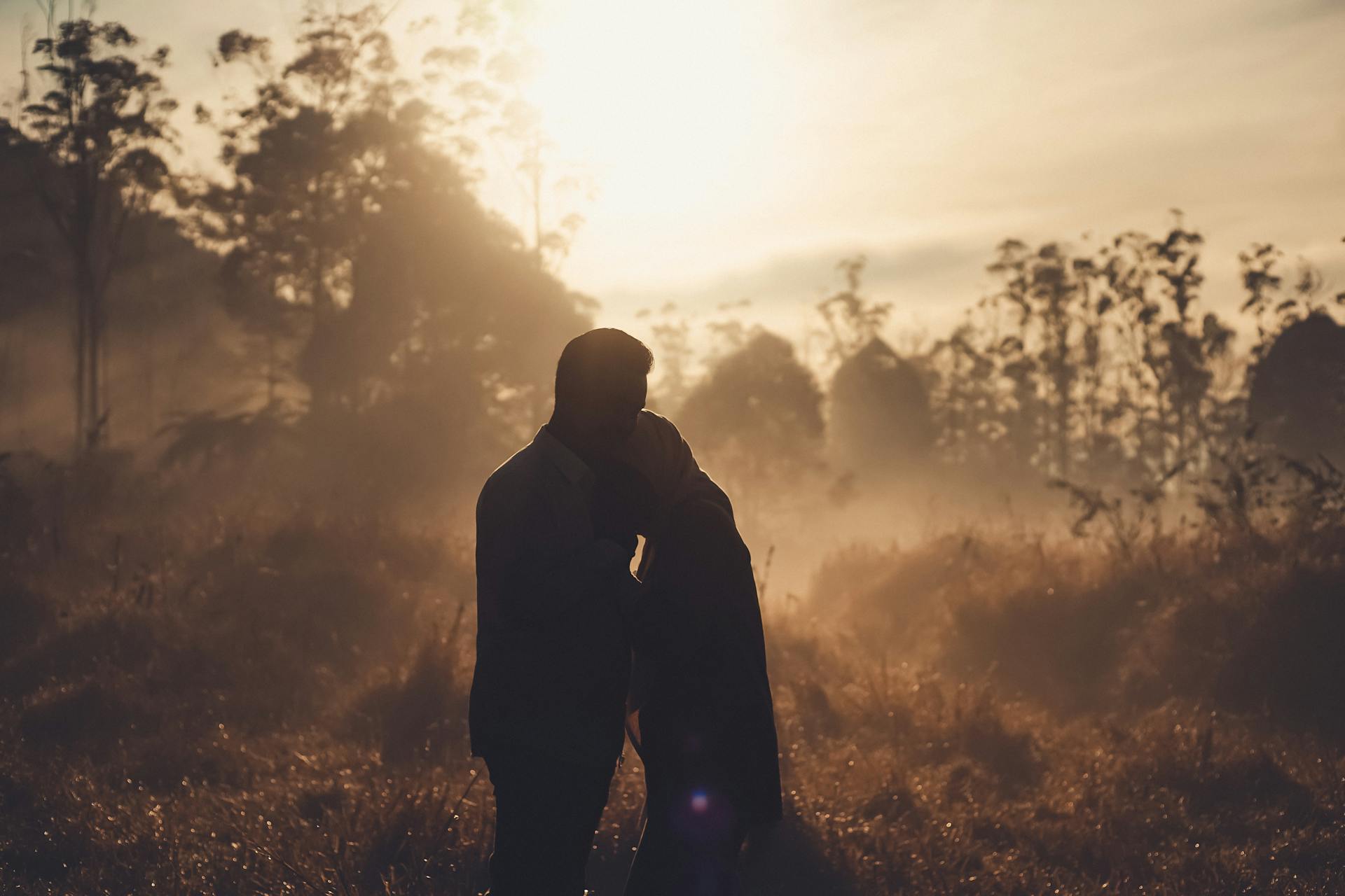 La silhouette d'un couple dans un champ | Source : Pexels