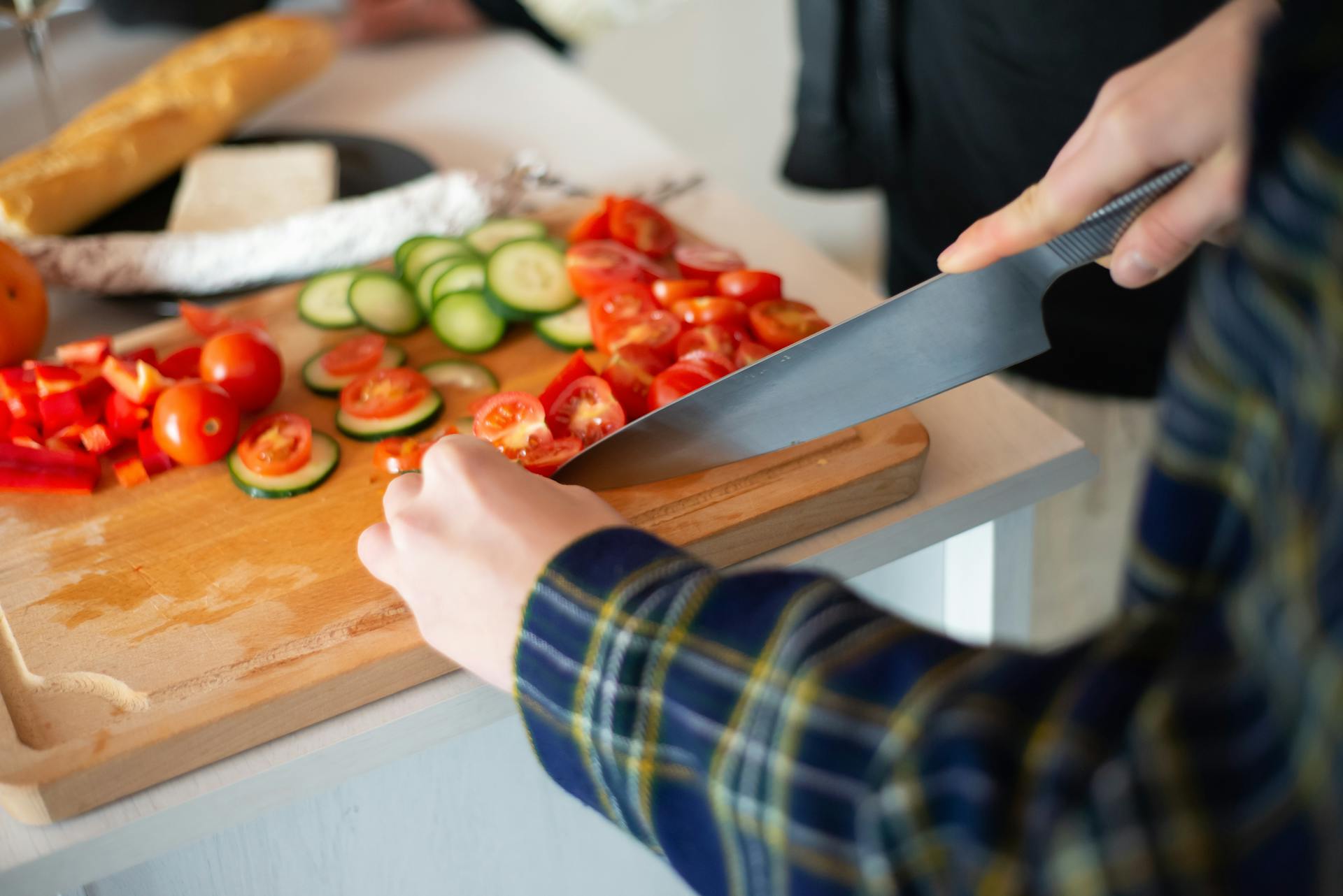 Un homme coupe des légumes | Source : Pexels