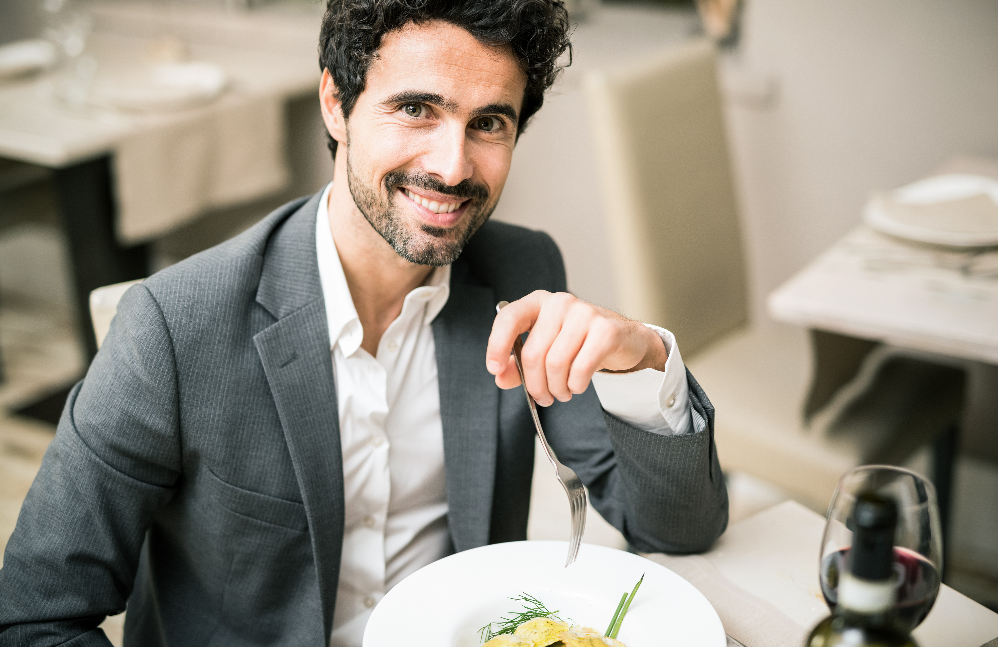 Homme déjeunant dans un restaurant | Source : Shutterstock