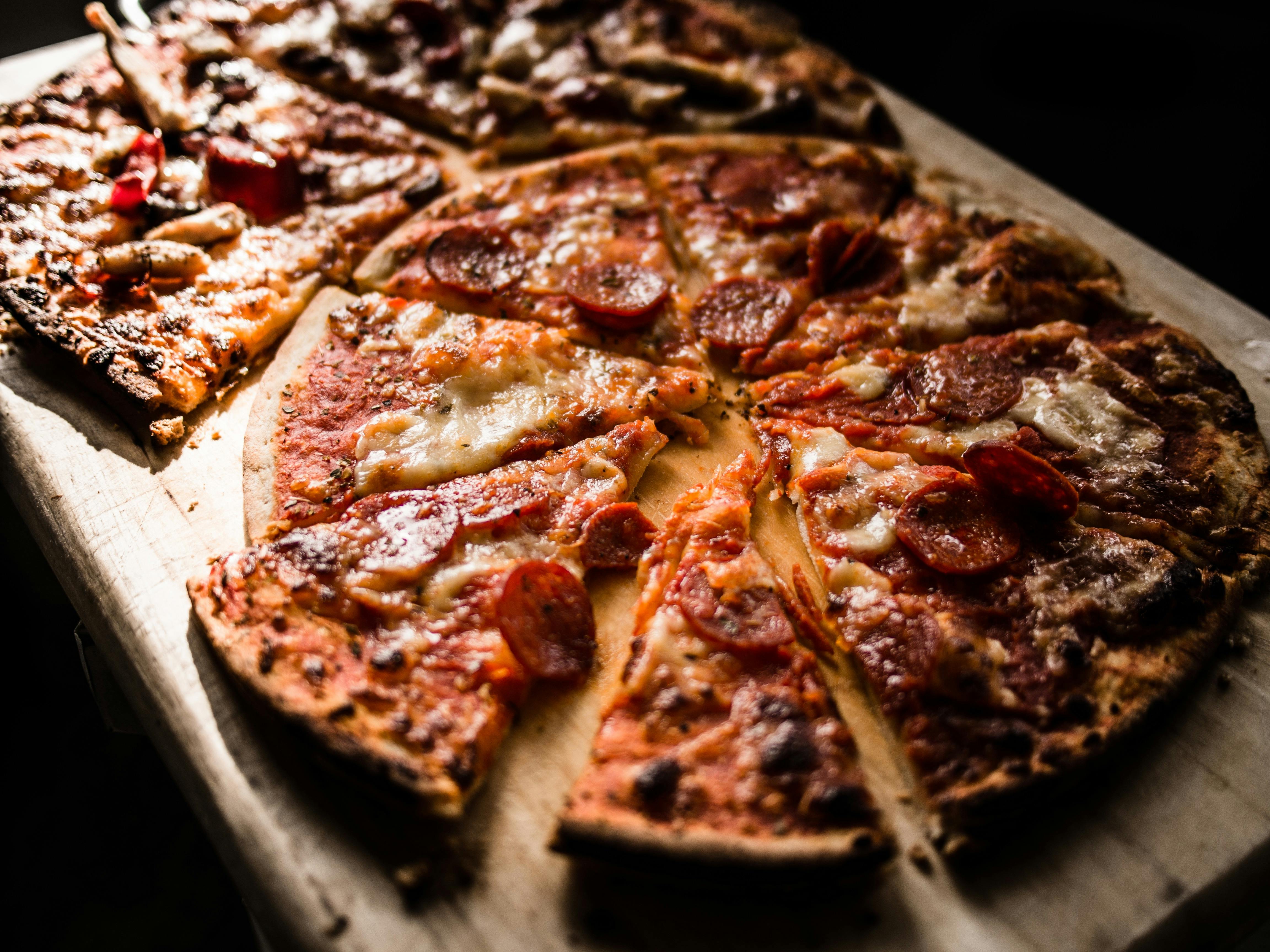 Une pizza en tranches | Source : Pexels