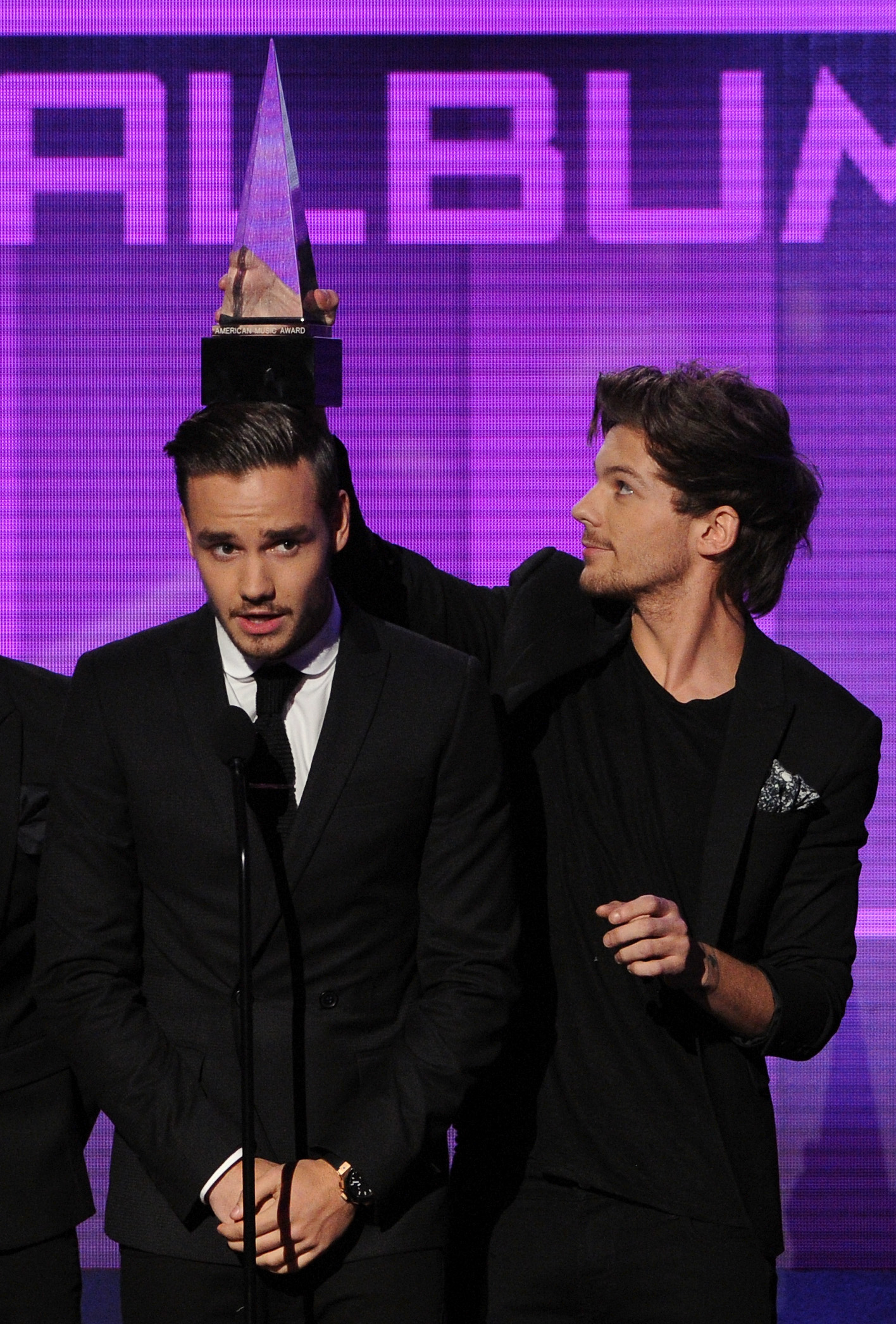 Liam Payne et Louis Tomlinson acceptent le prix de l'album pop/rock préféré lors des American Music Awards 2013, le 24 novembre 2013 | Source : Getty Images